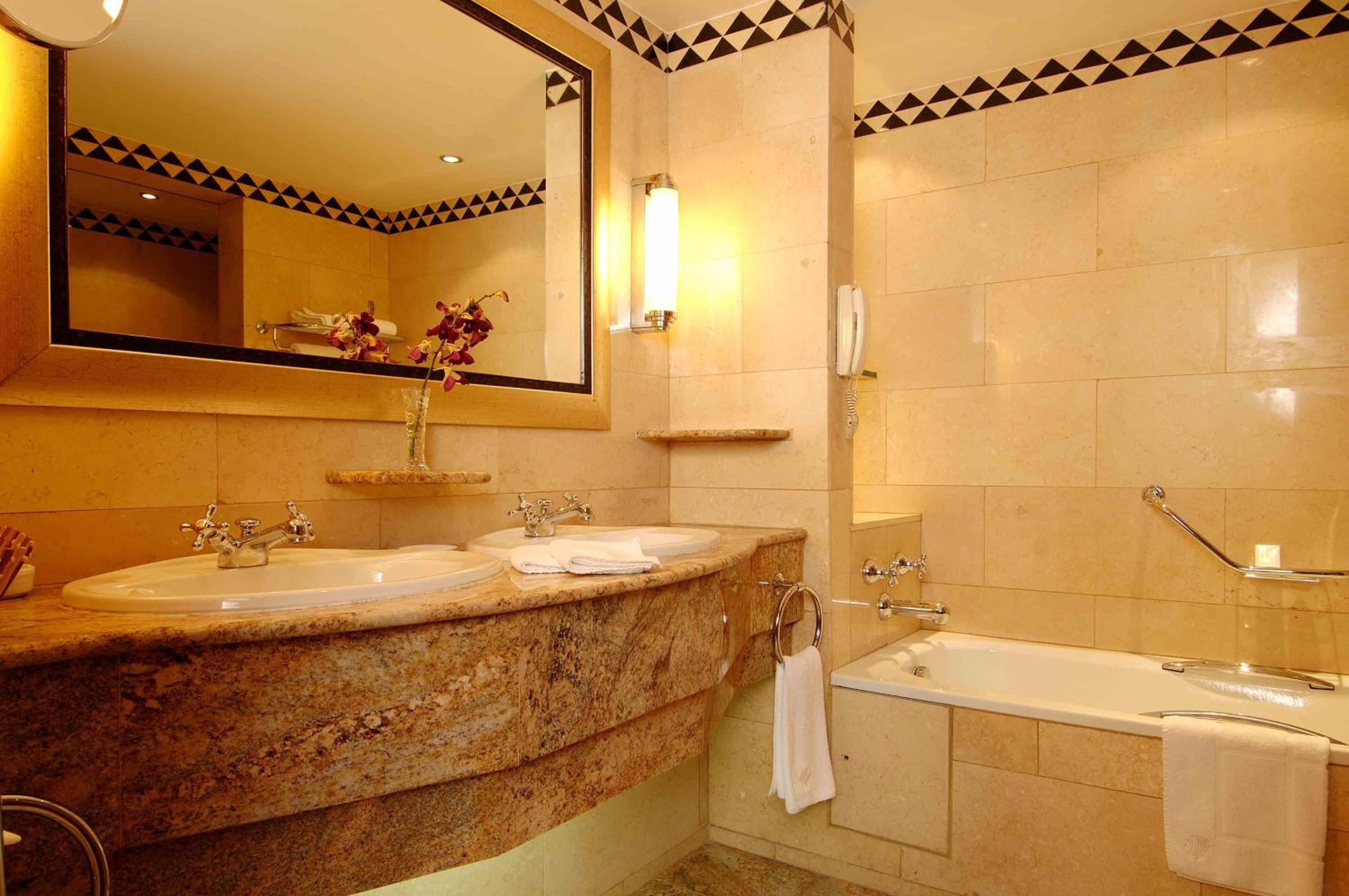 Executive Suite - Photo 13