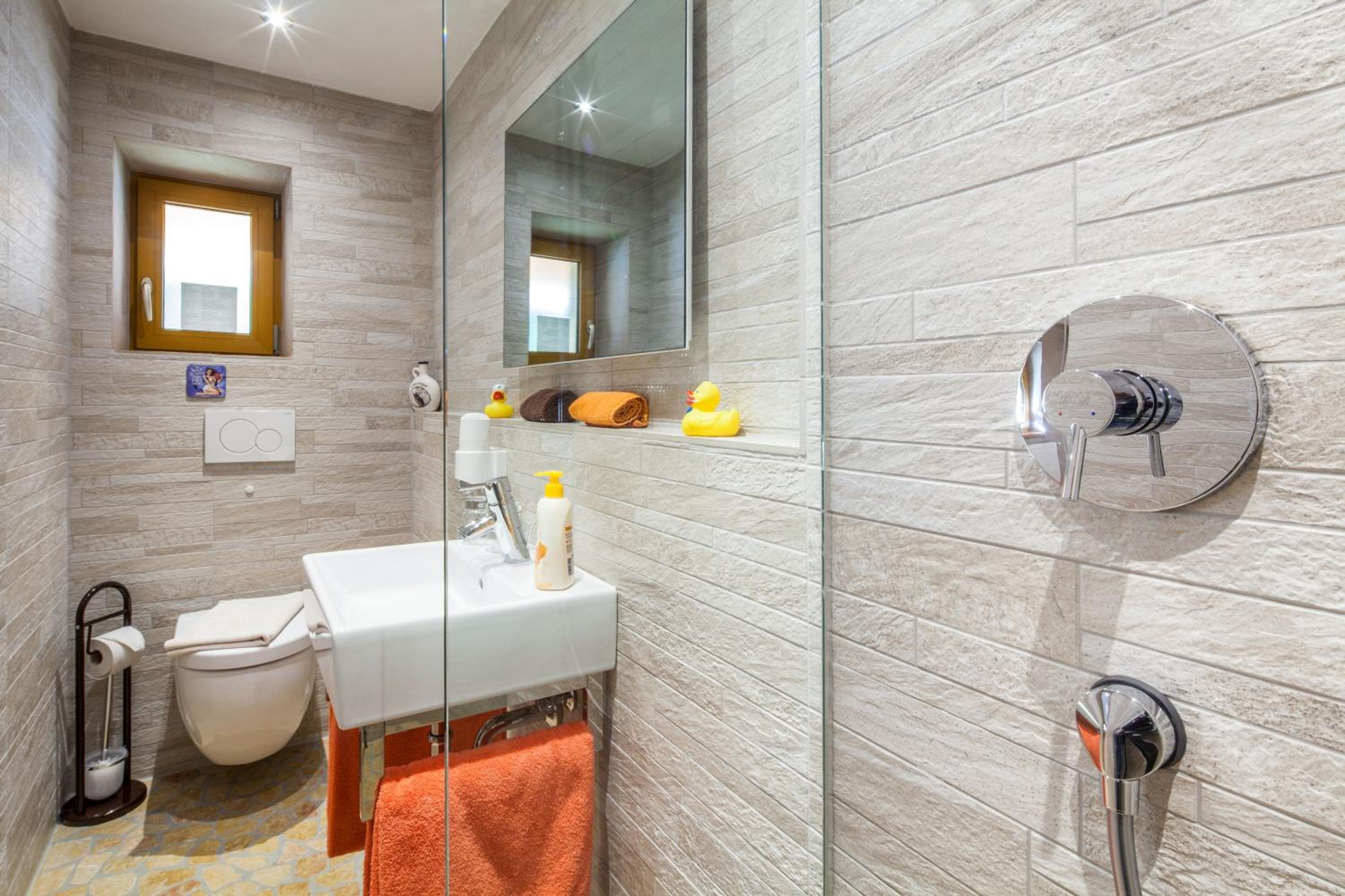 Double Room with Balcony - Photo 16