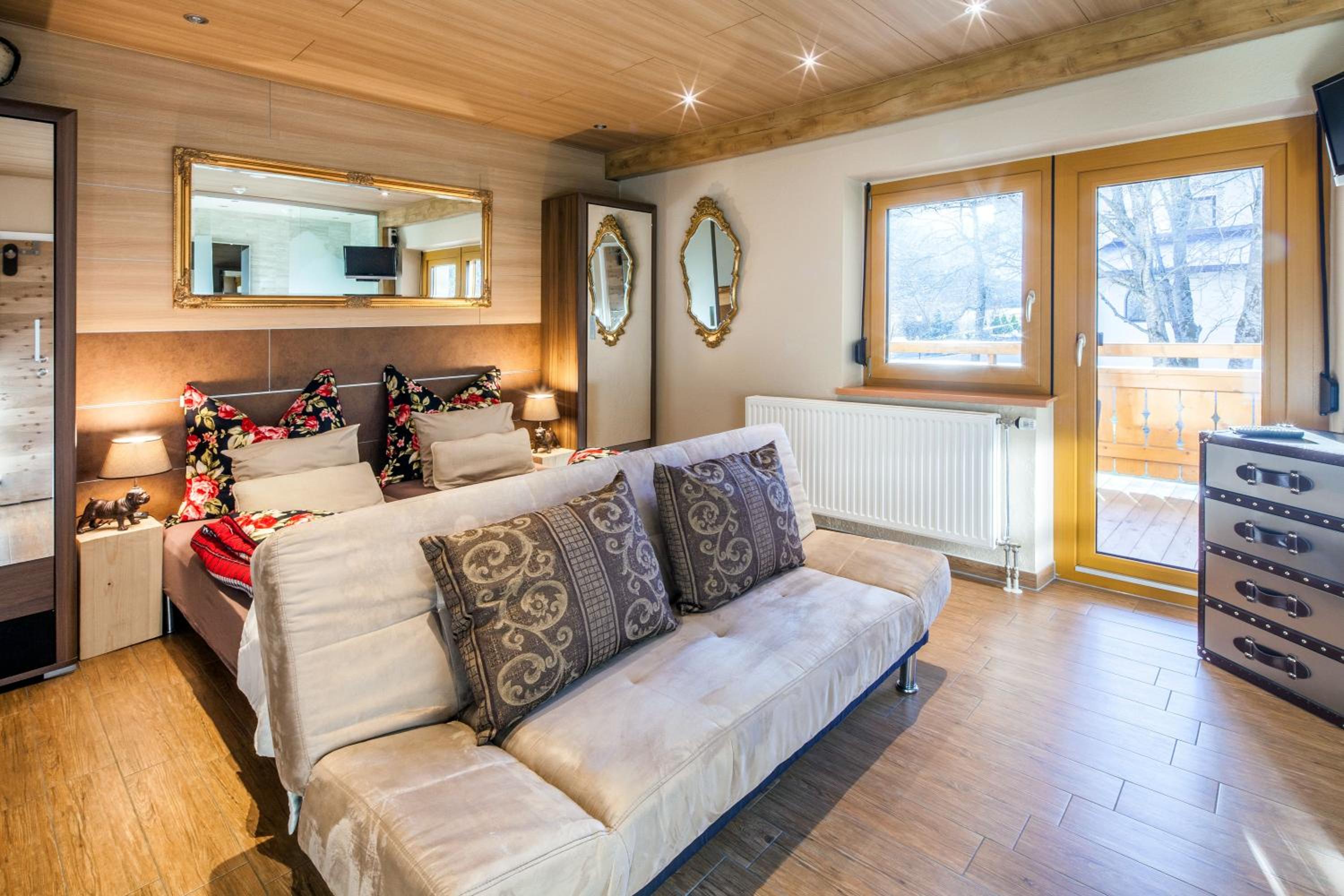 Double Room with Balcony - Photo 1