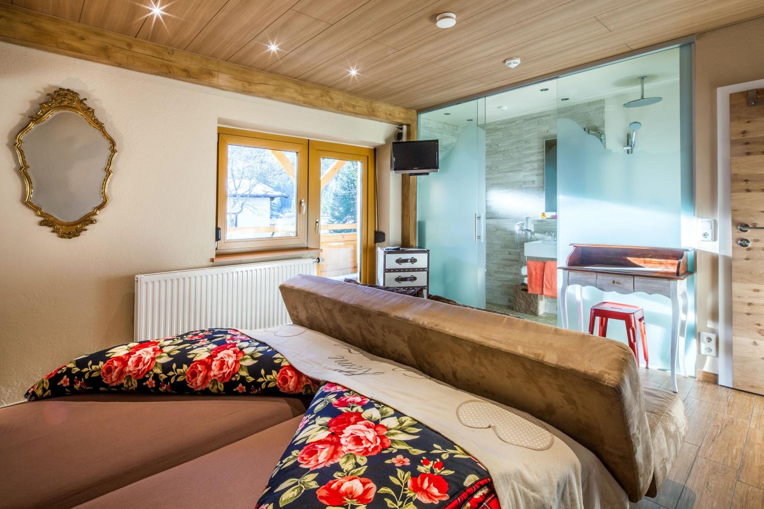 Double Room with Balcony - Photo 6