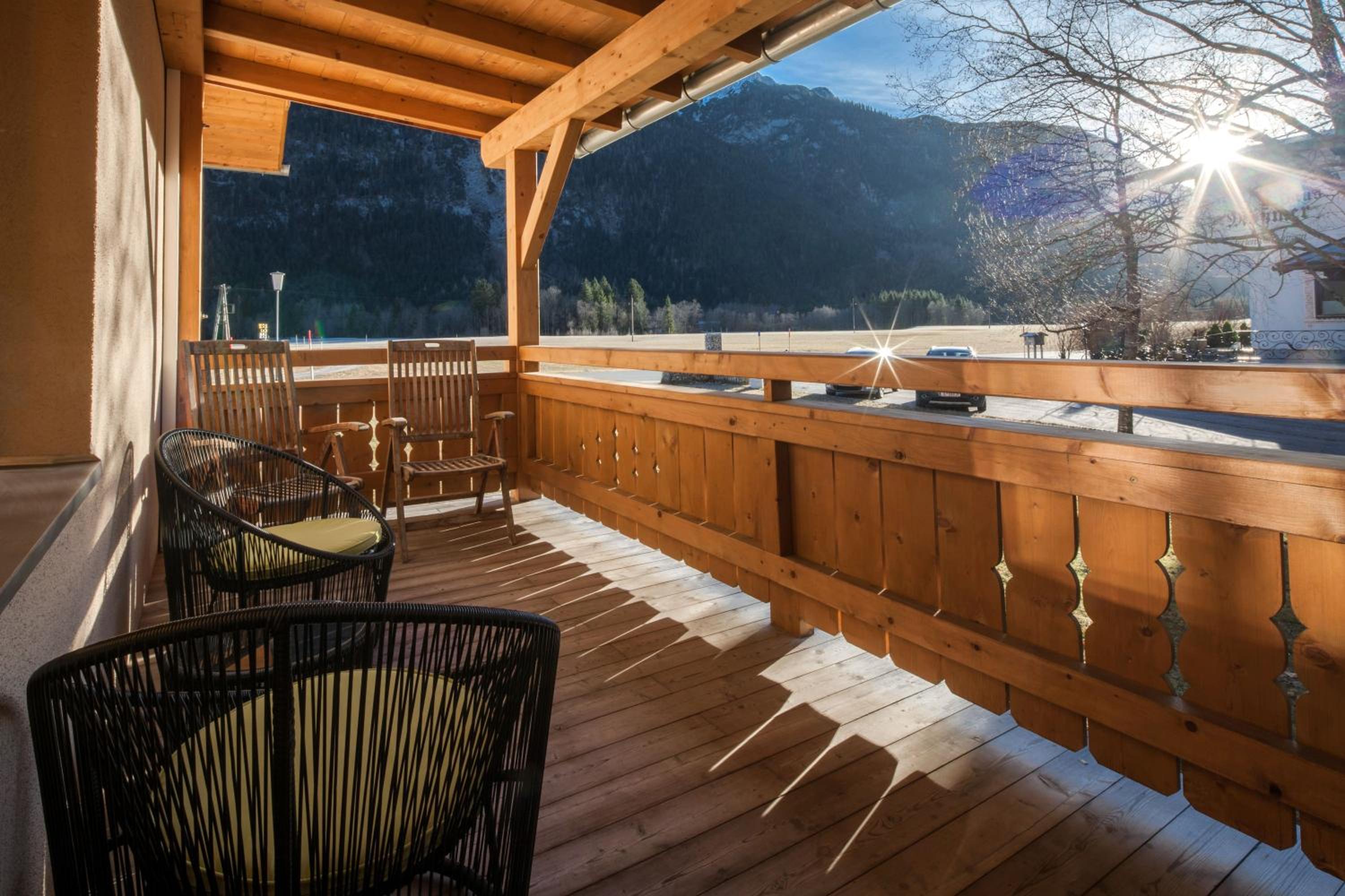 Double Room with Balcony - Photo 12