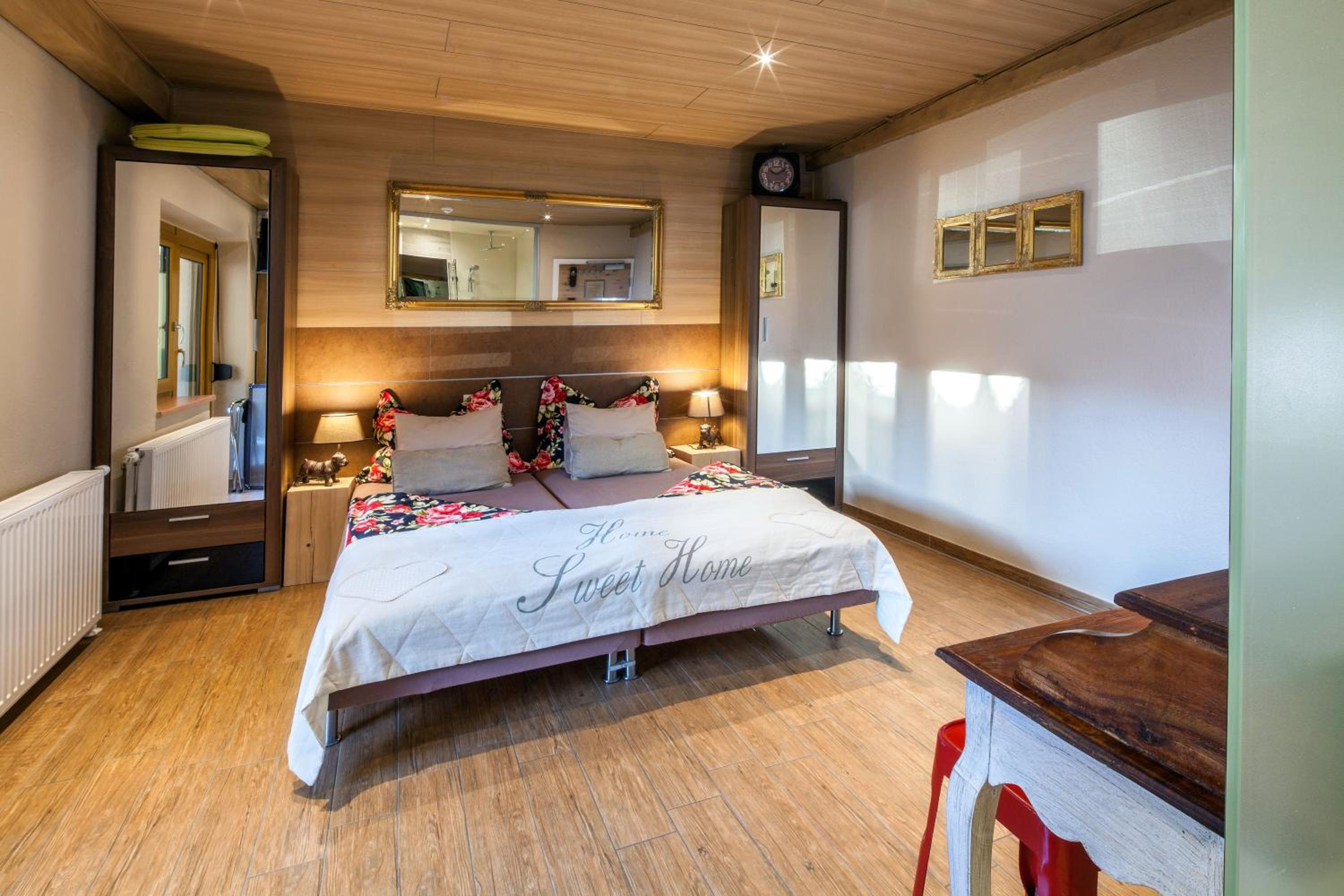 Double Room with Balcony - Photo 5