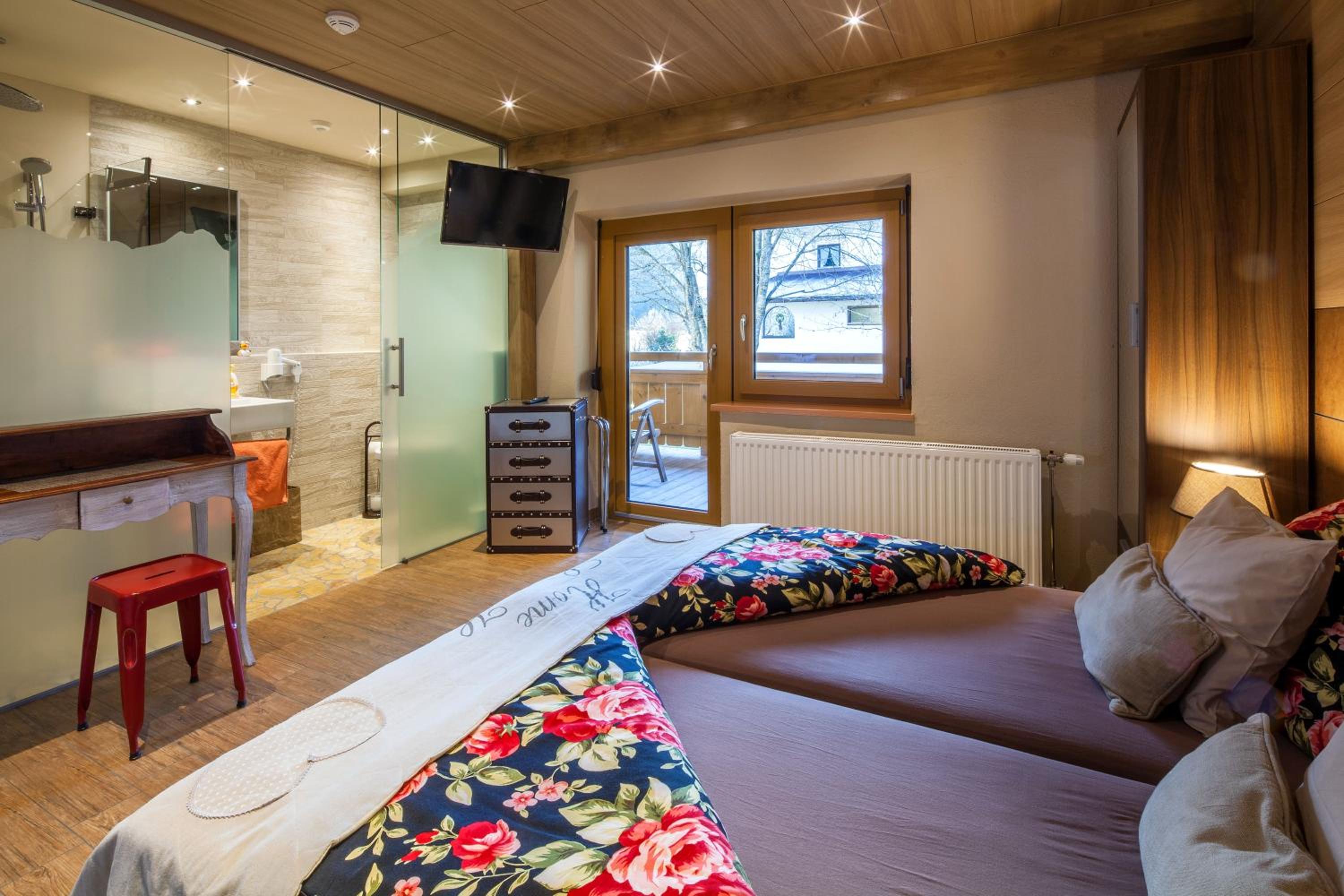 Double Room with Balcony - Photo 4