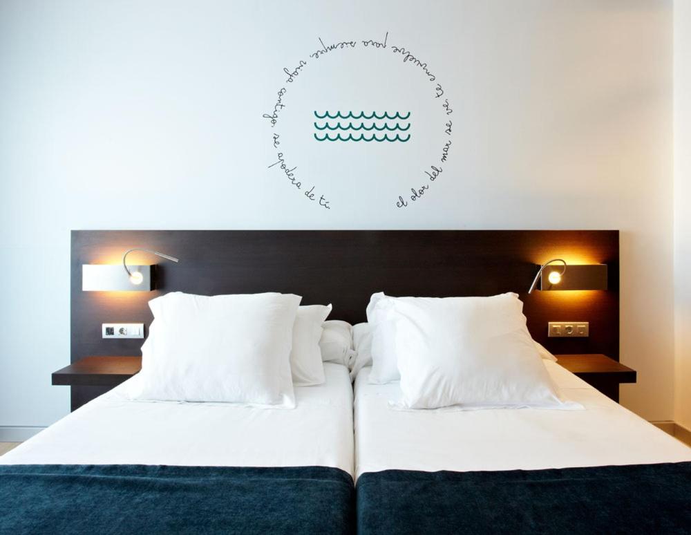 Deluxe Double or Twin Room with Sea View thumbnail 5