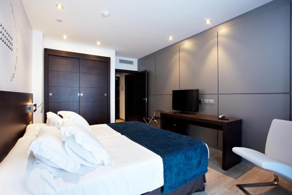 Deluxe Double or Twin Room with Sea View thumbnail 6