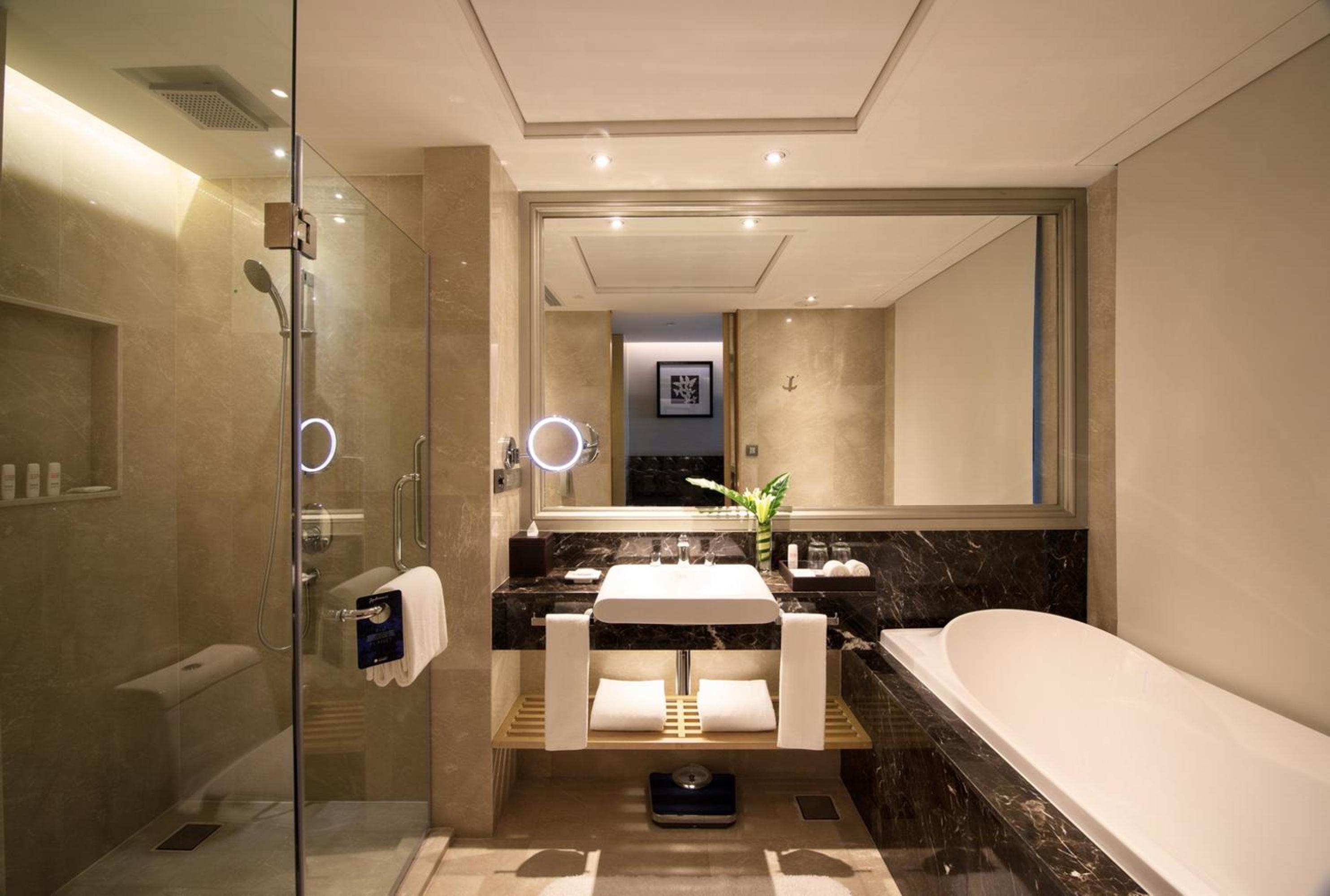Deluxe Room with City View thumbnail 6