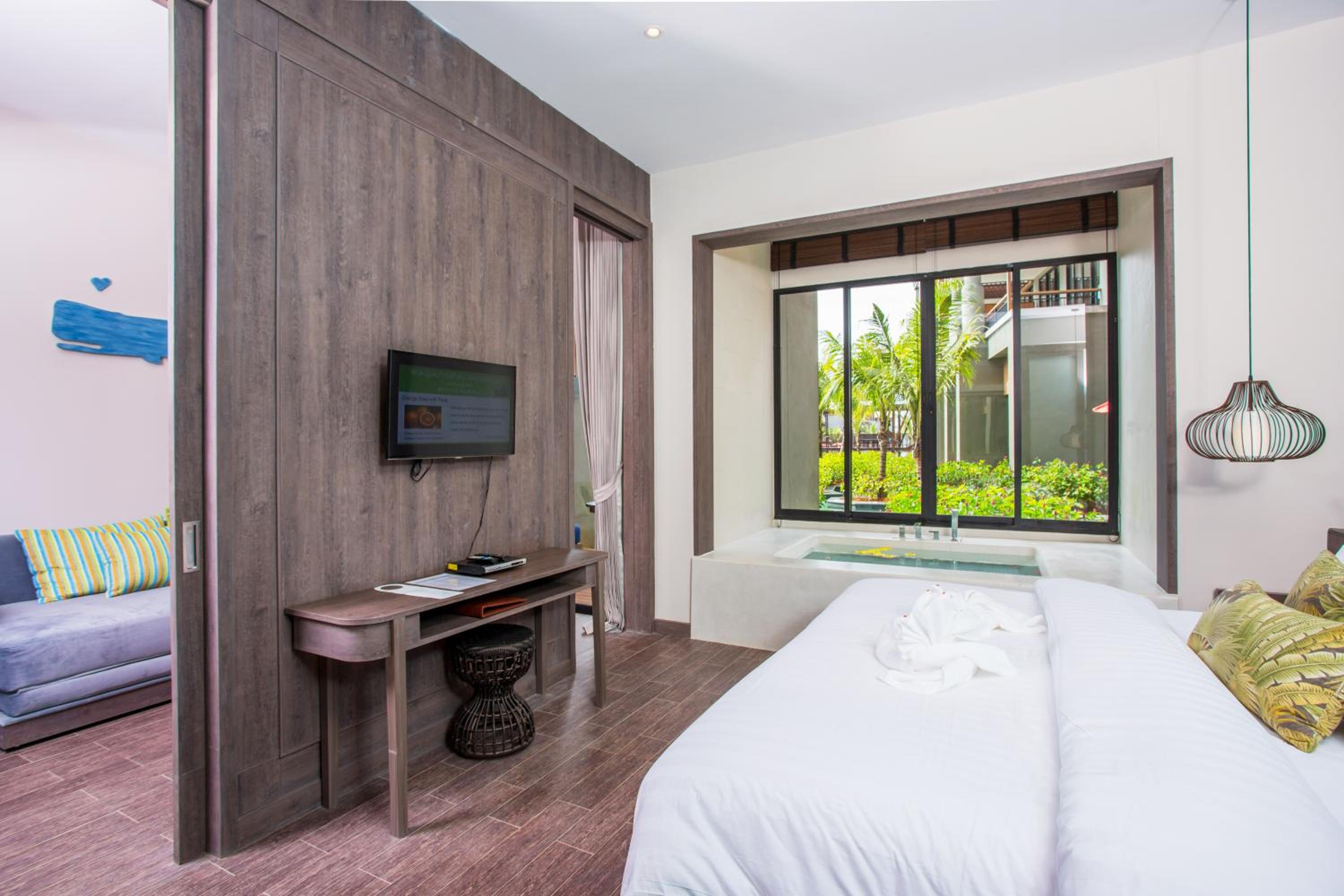 Deluxe Suite Pool Access - Jacuzzi - Photo 1