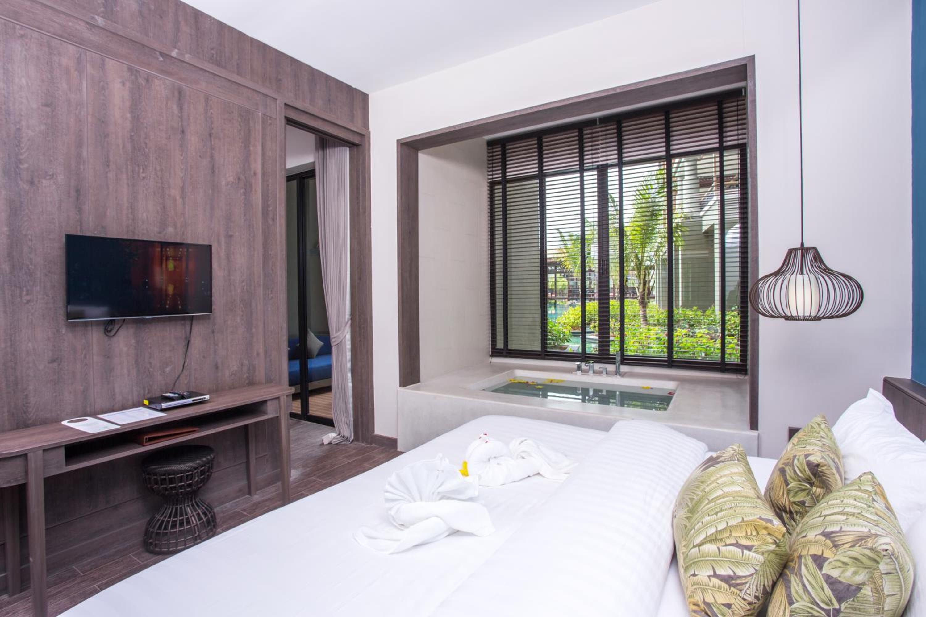 Deluxe Suite Pool Access - Jacuzzi - Photo 7