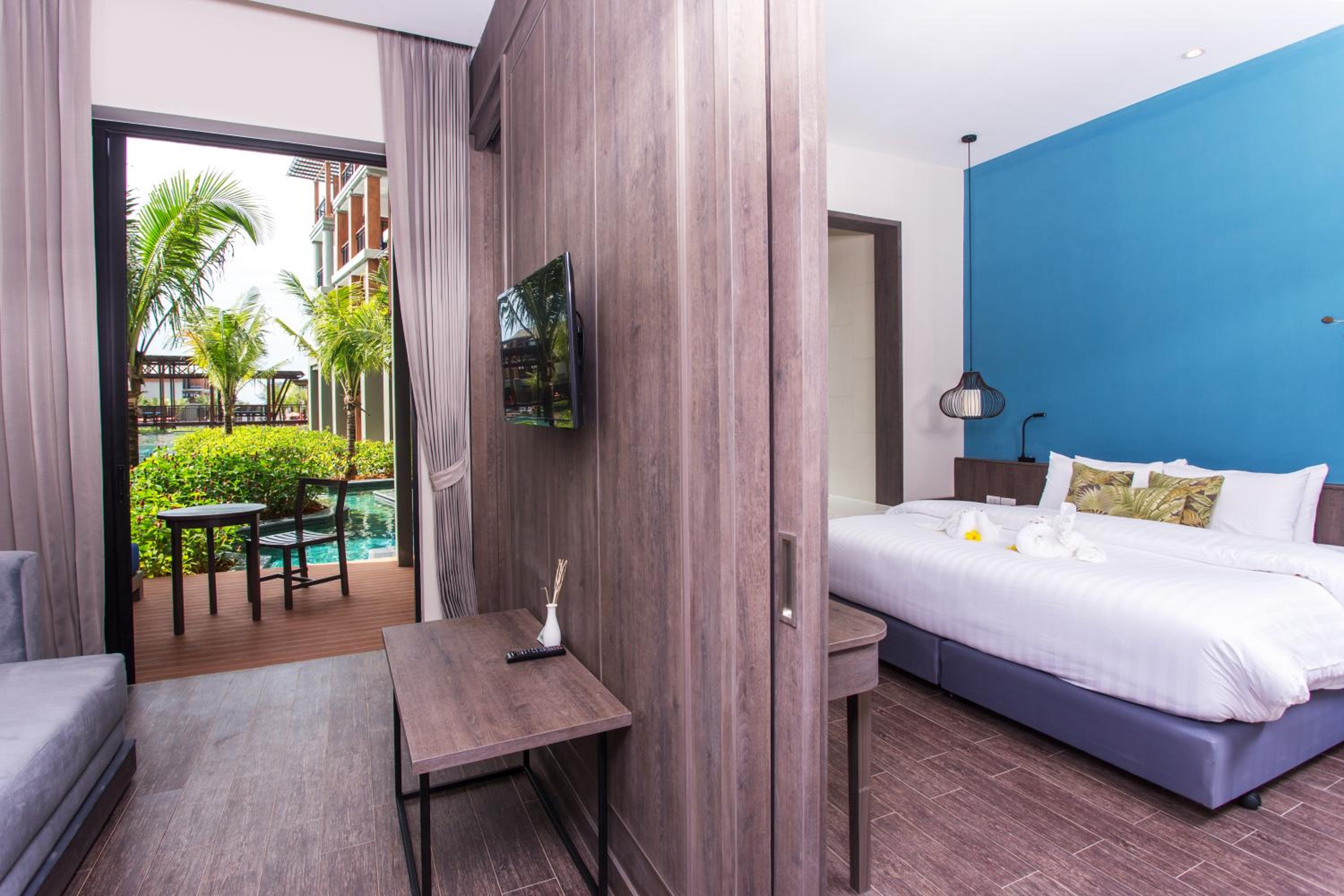 Deluxe Suite Pool Access - Jacuzzi - Photo 6