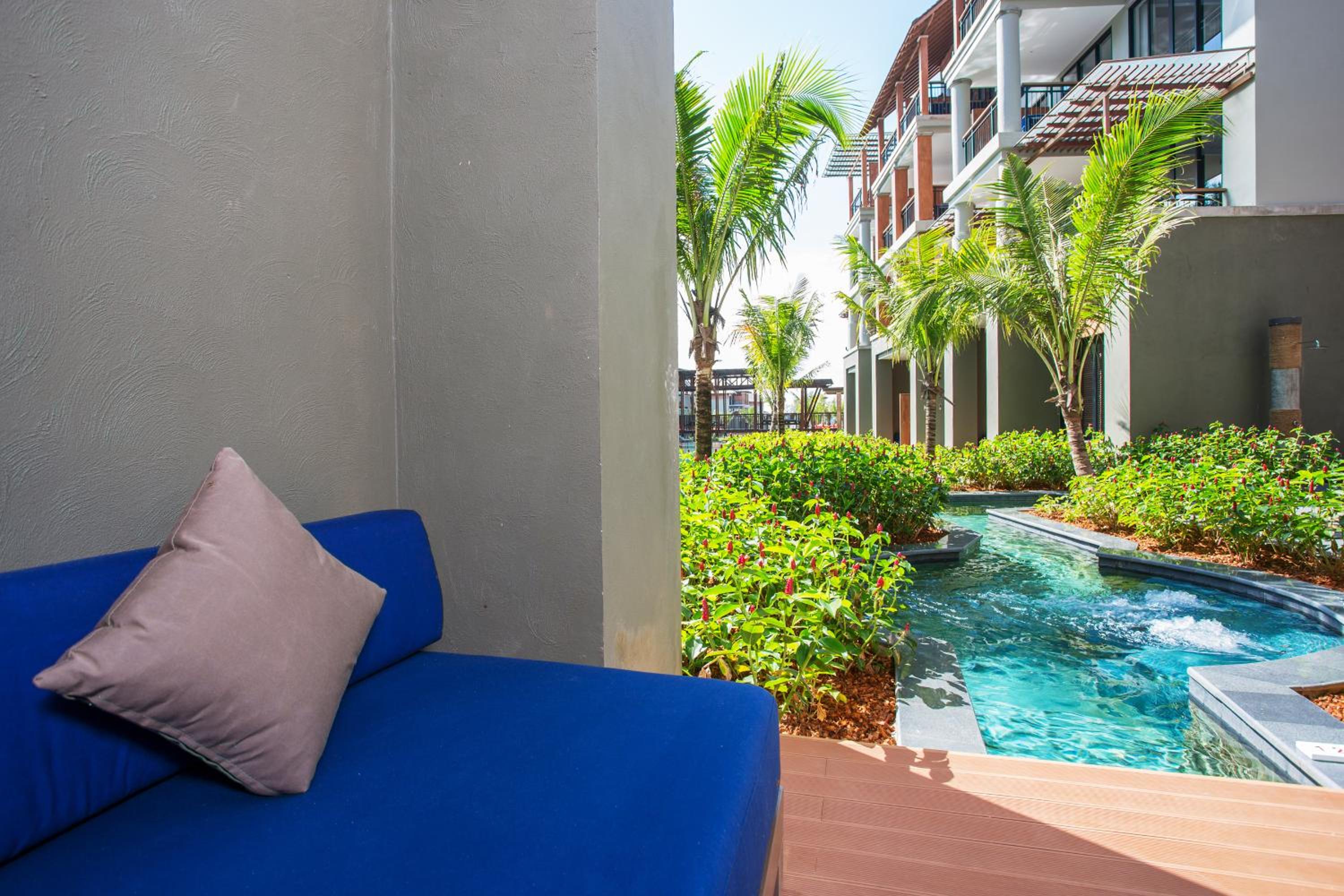 Deluxe Suite Pool Access - Jacuzzi - Photo 11