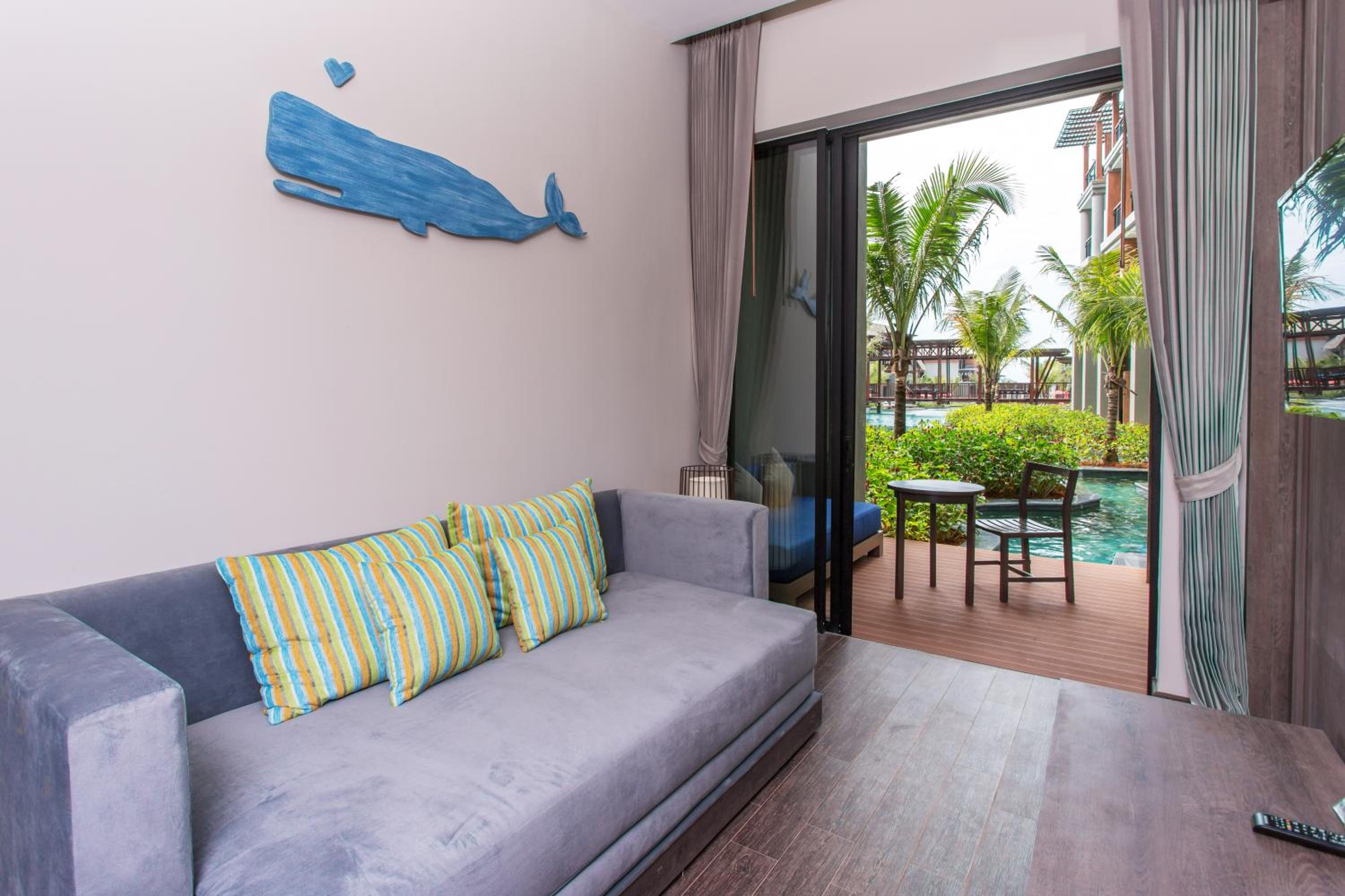 Deluxe Suite Pool Access - Jacuzzi - Photo 5