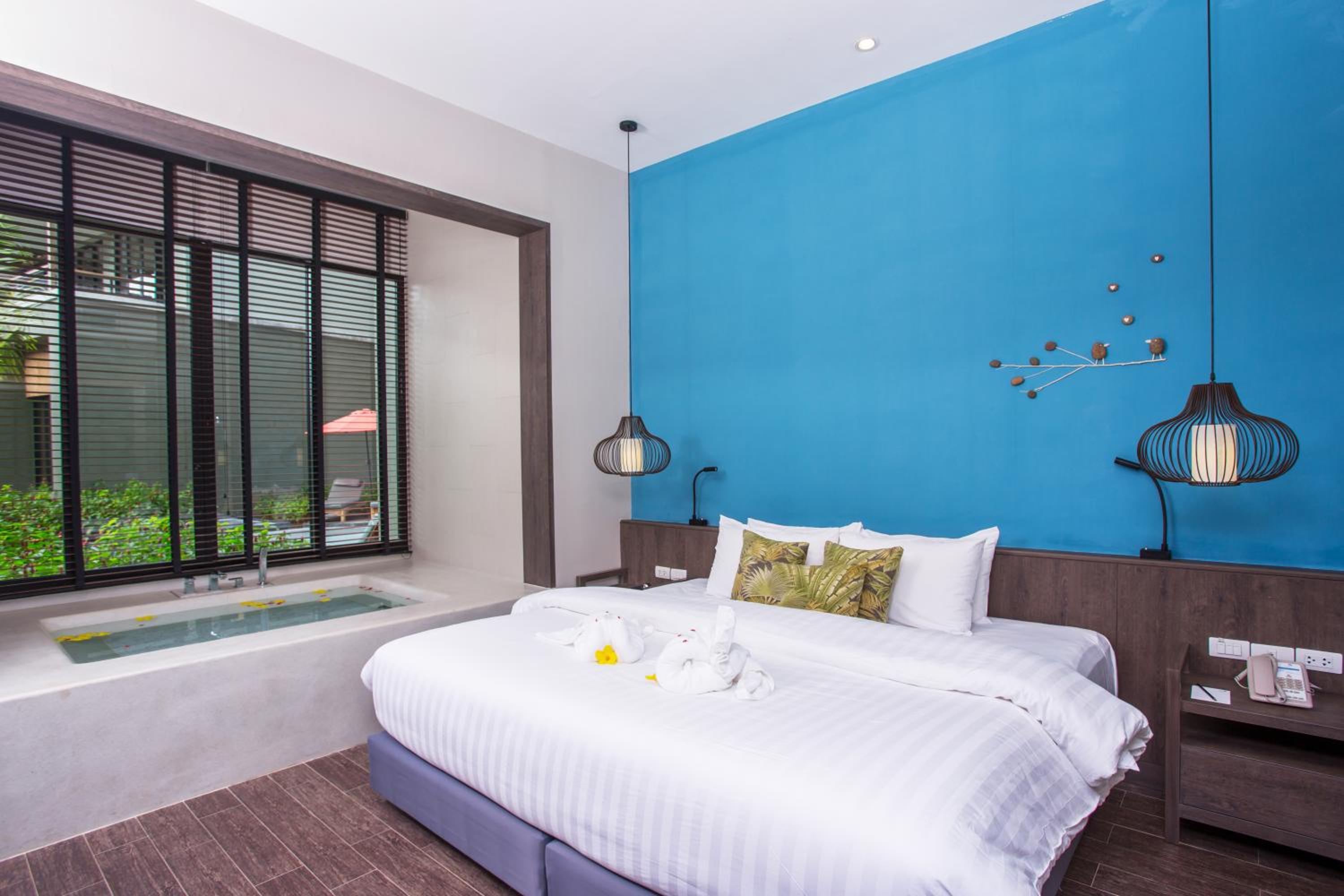 Deluxe Suite Pool Access - Jacuzzi - Photo 4