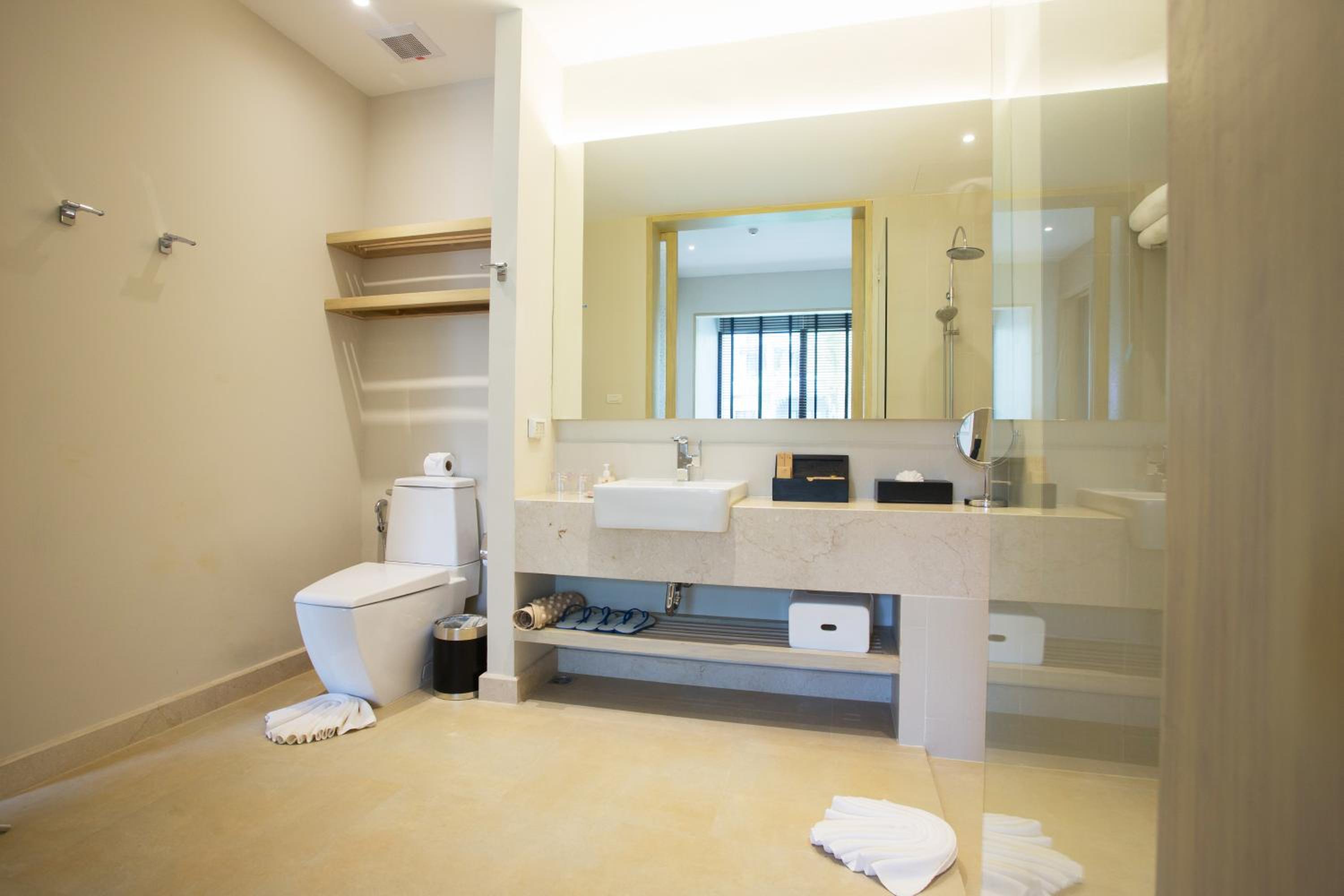 Deluxe Suite Pool Access - Jacuzzi - Photo 3