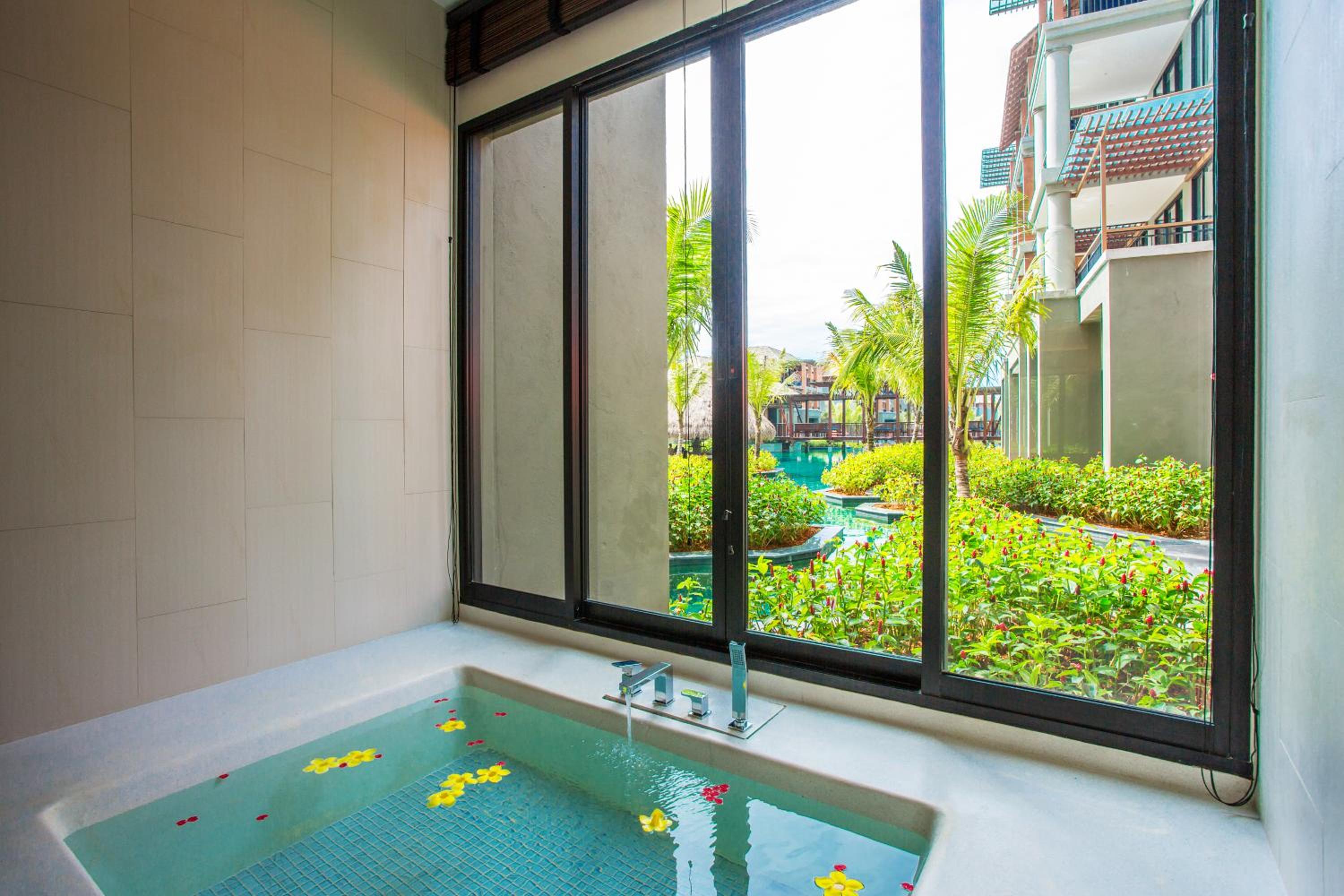Deluxe Suite Pool Access - Jacuzzi - Photo 2