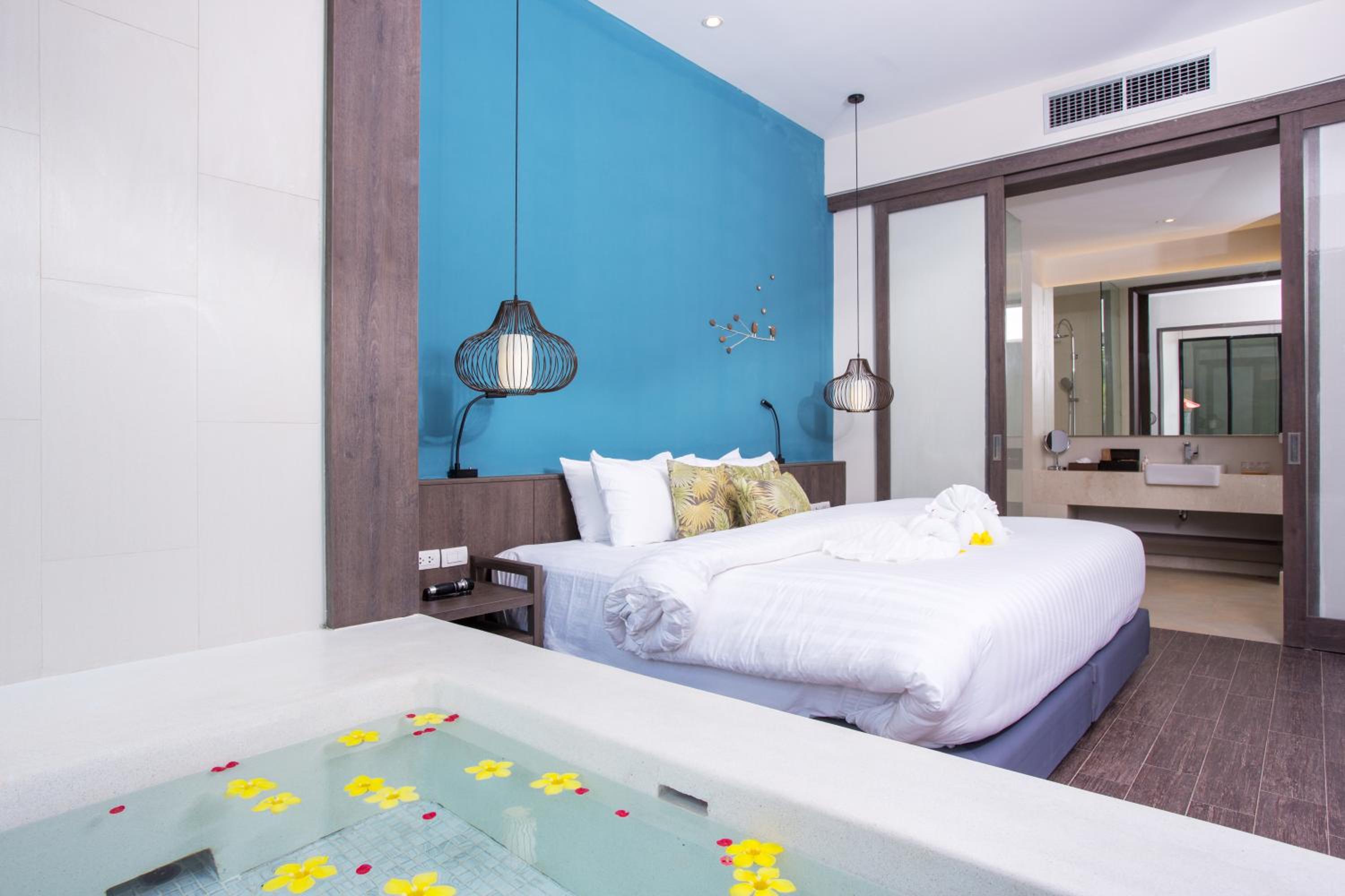 Deluxe Suite Pool Access - Jacuzzi - Photo 10
