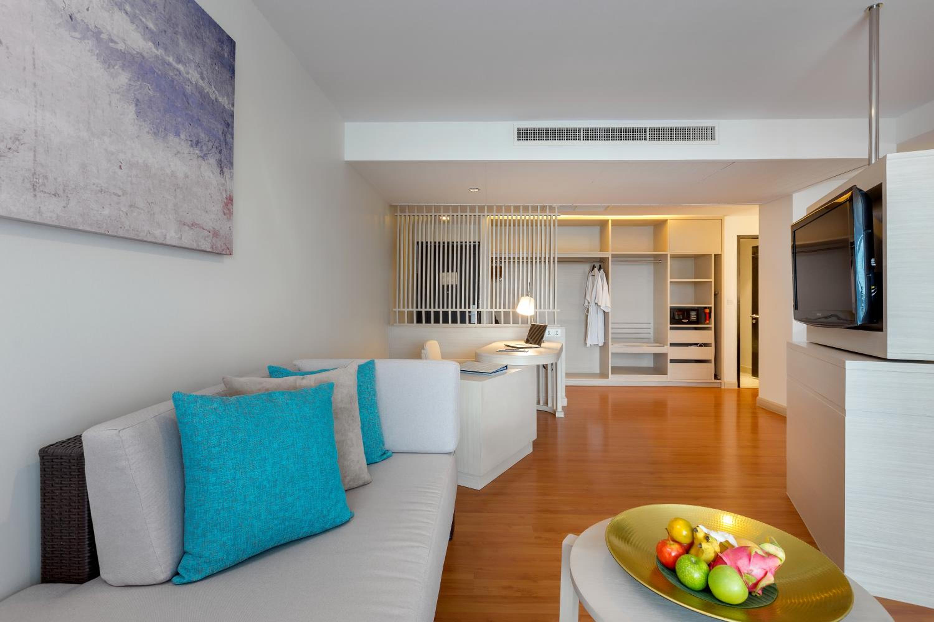 Junior One Bedroom King Suite with Sea View - Photo 8