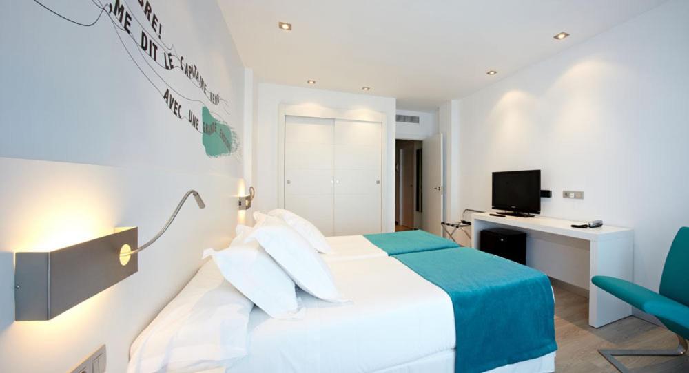 Double Room with Side Sea View thumbnail 5
