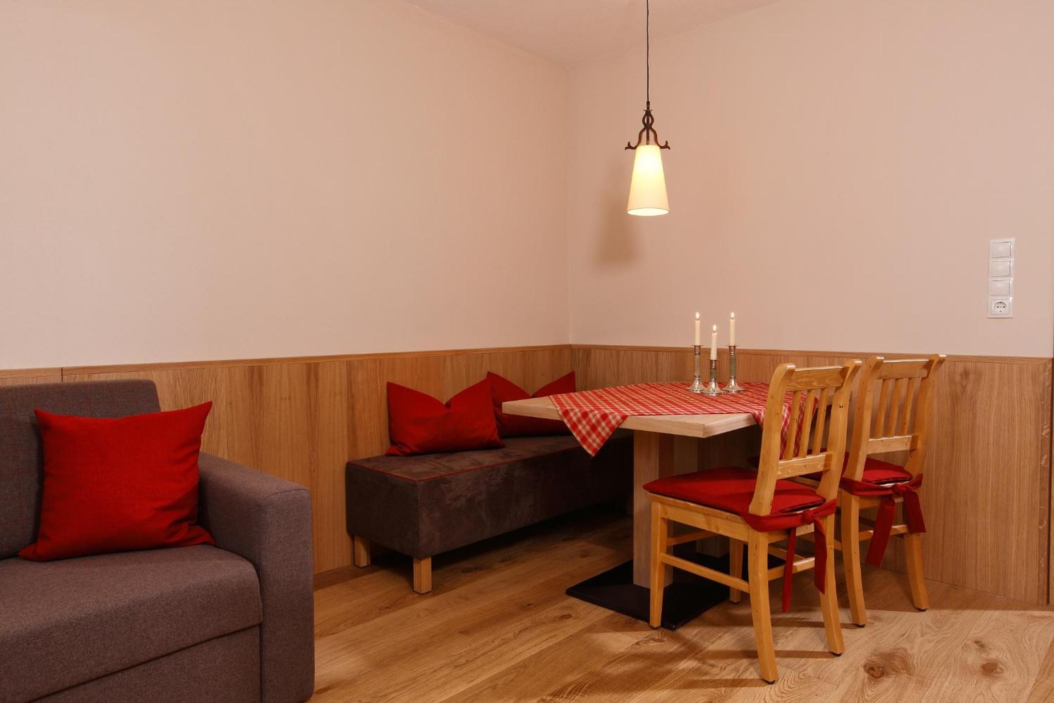 One-Bedroom Apartment - Photo 2