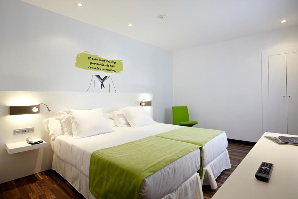 Double or Twin Room thumbnail 5