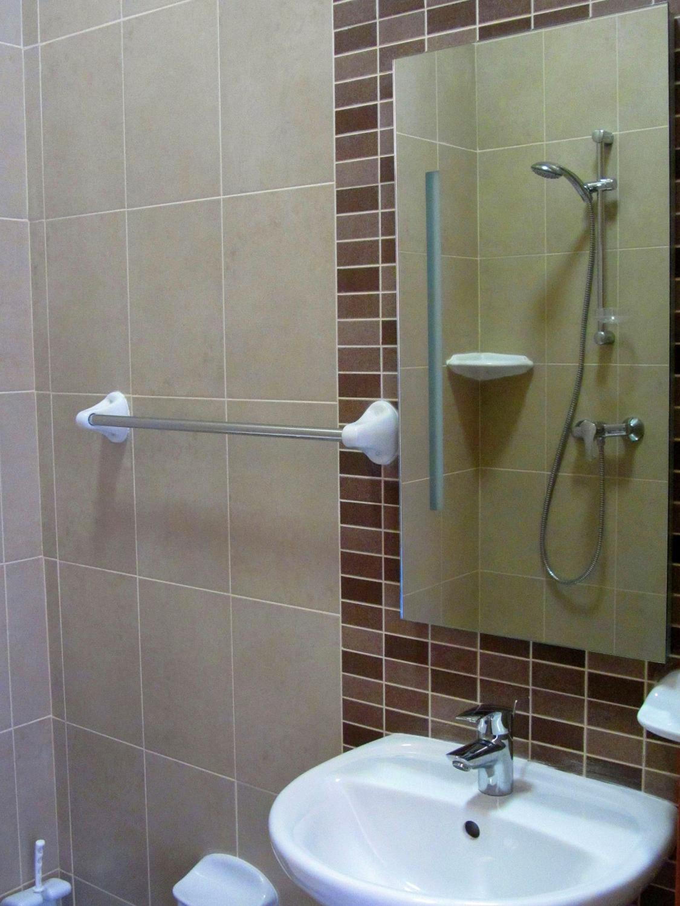 Bed in 4-Bed Mixed Dormitory Room with Private Bathroom photo 3