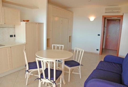 Studio with Terrace and Pool View