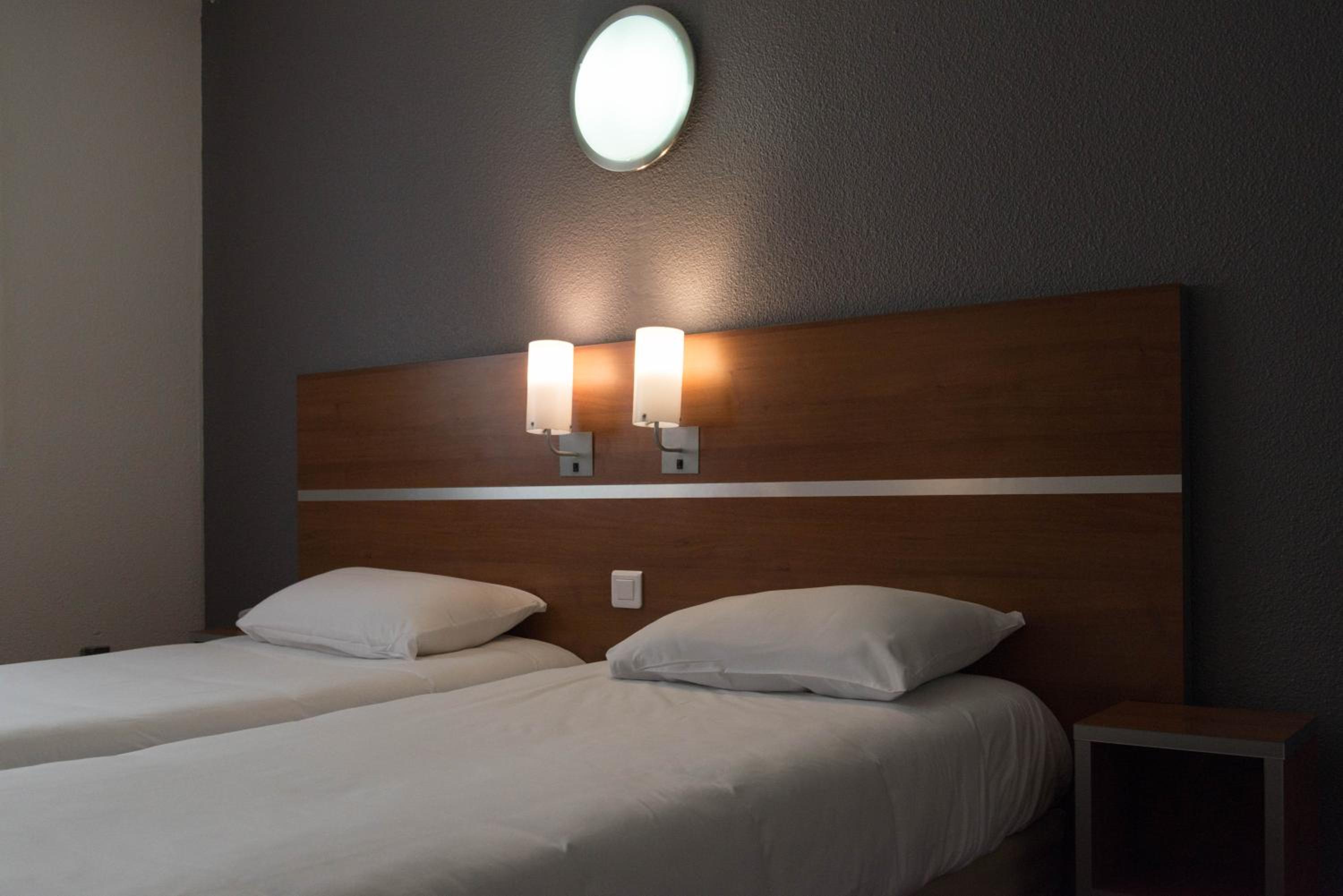 Twin Room - Non Smoking - Photo 1
