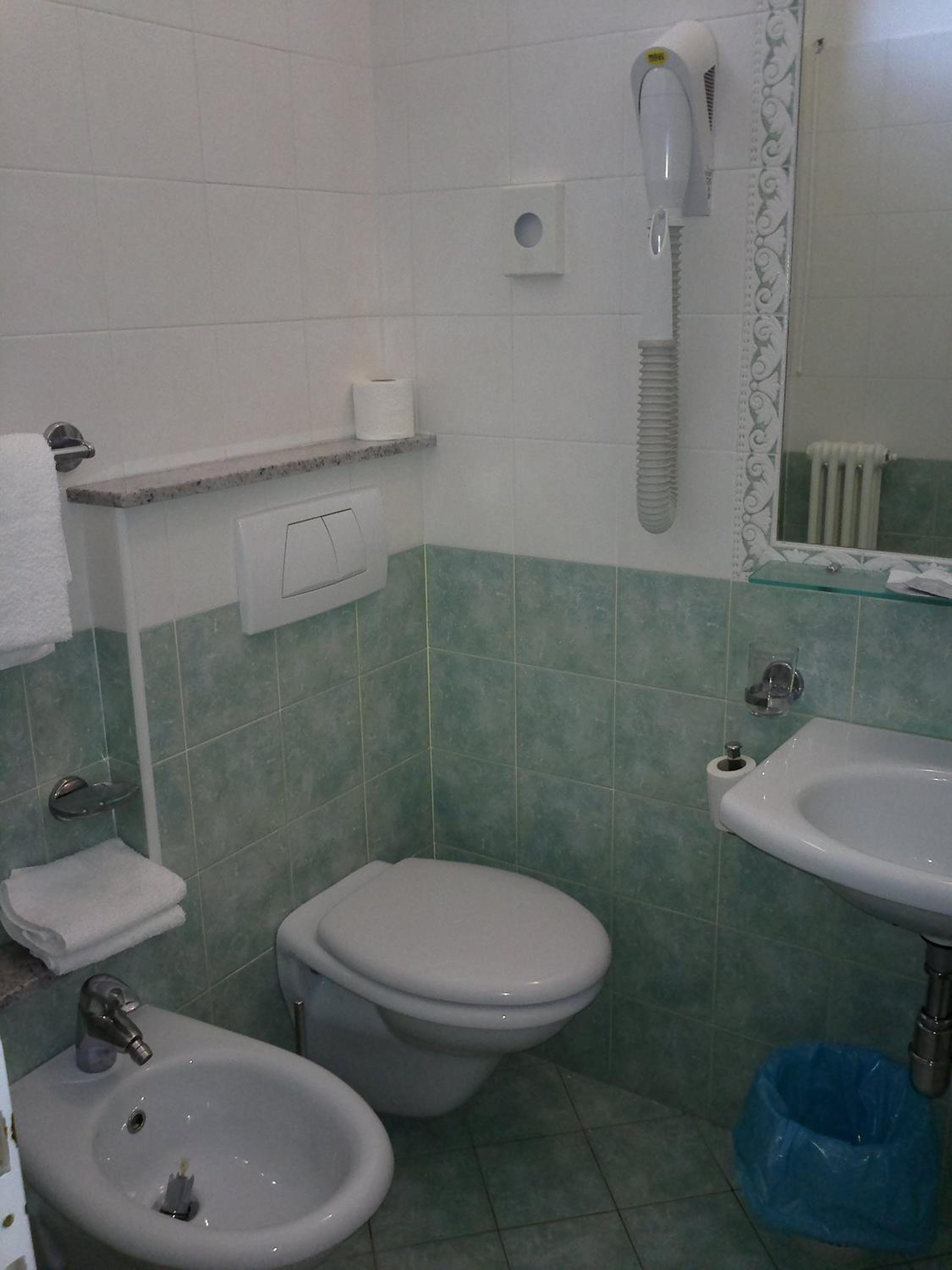 Economy Double Room - Photo 9