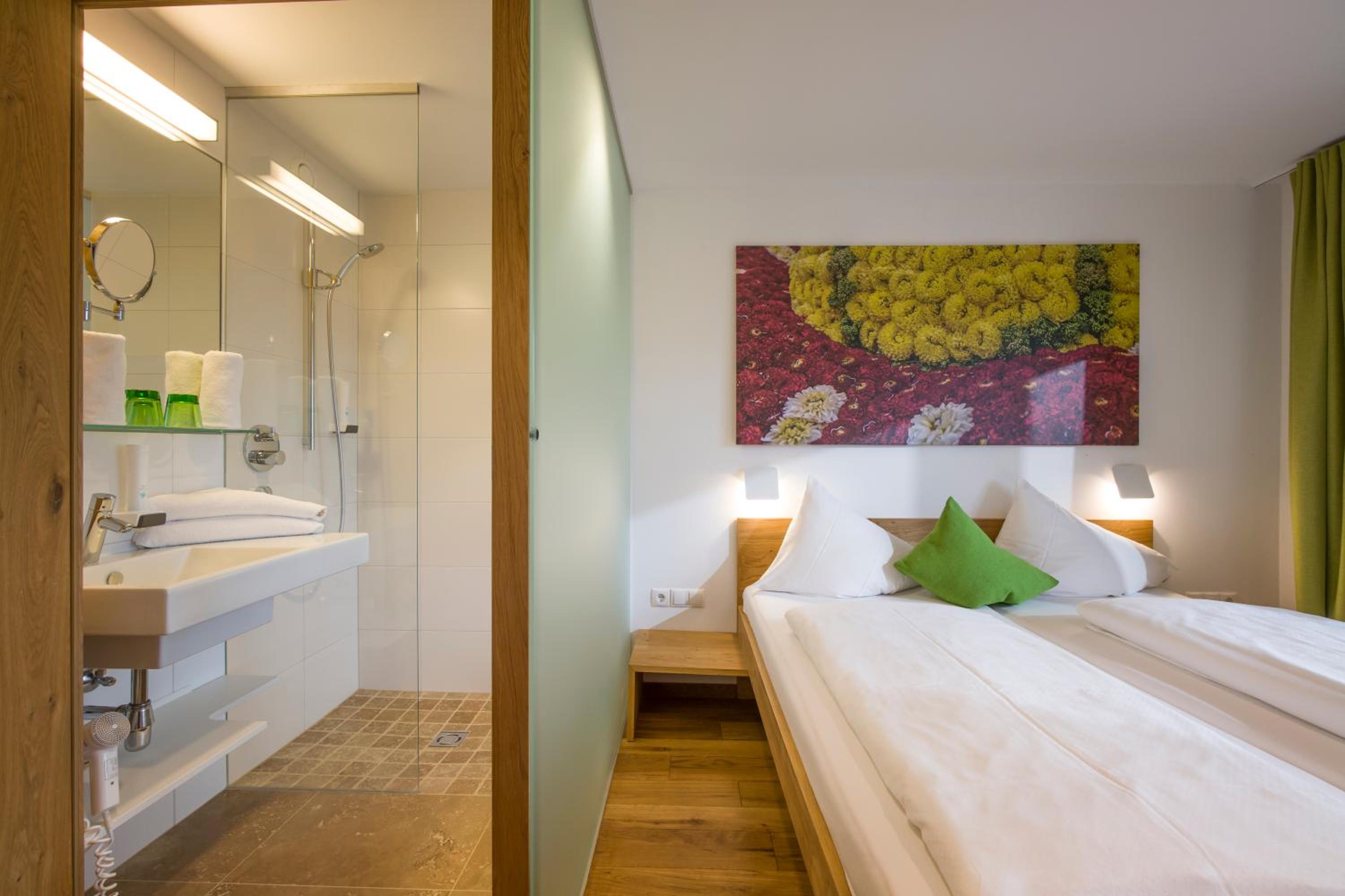 Special Offer - Small Double Room With Balcony photo 3