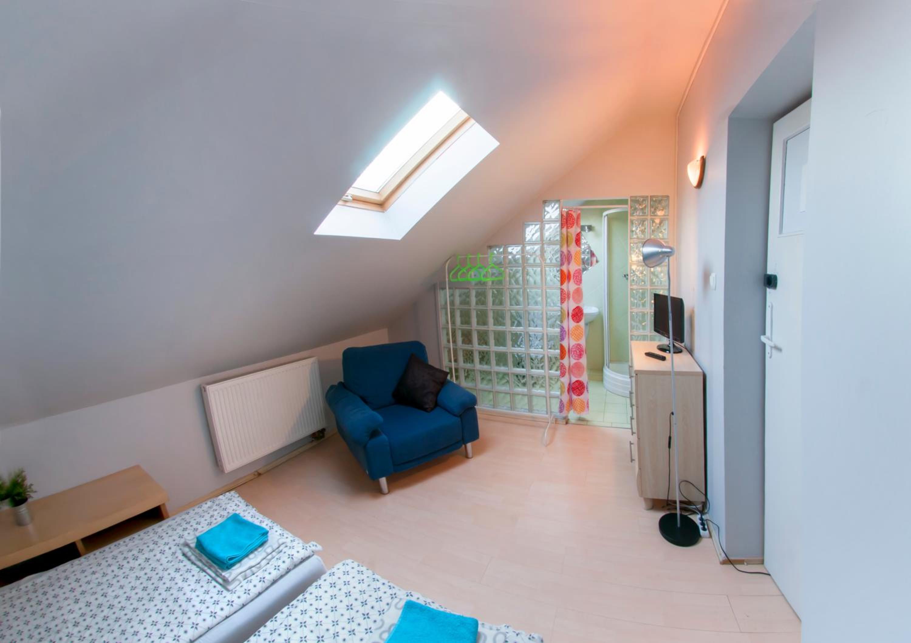 Twin Room with Private Bathroom - Photo 3