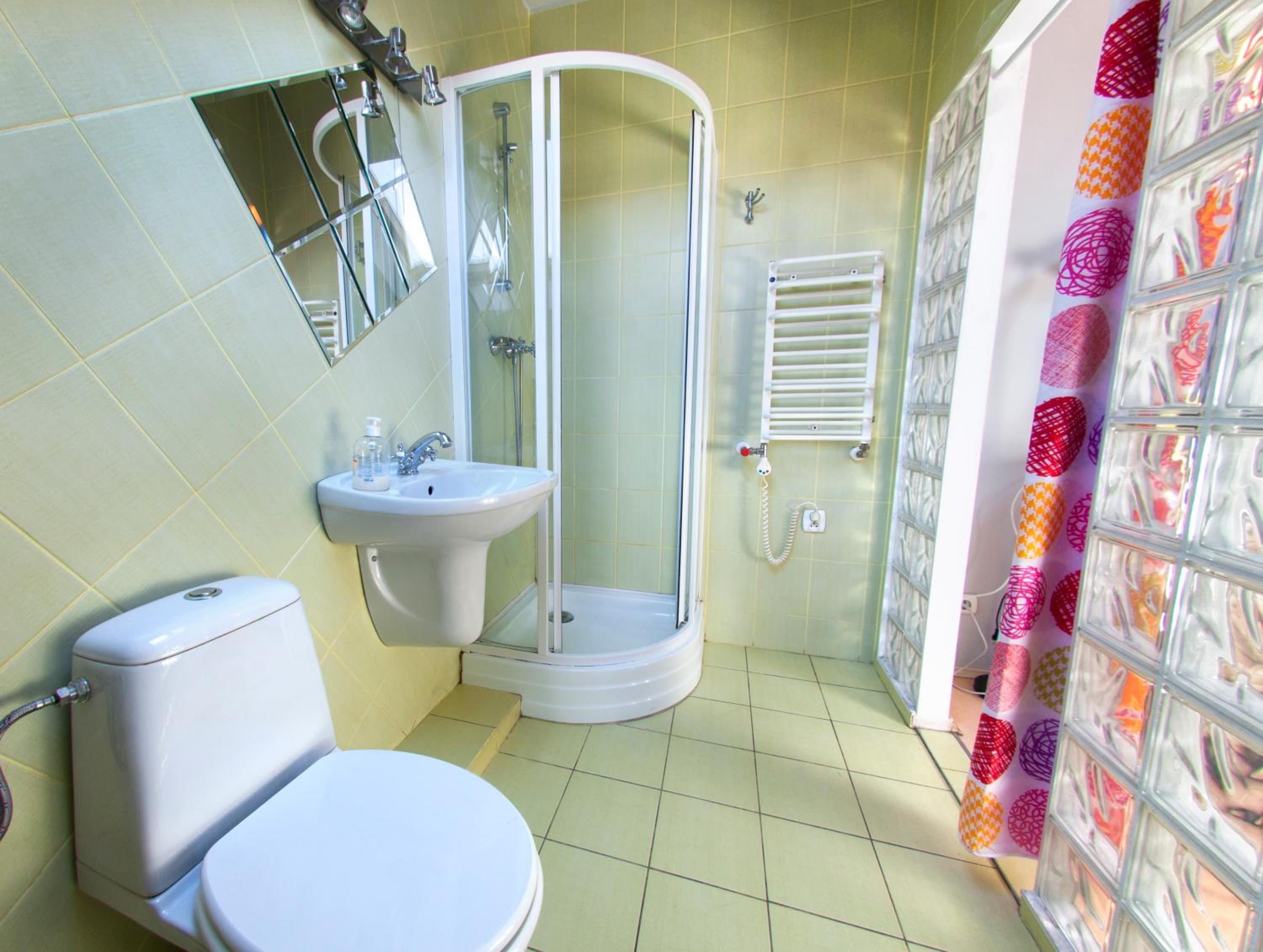 Twin Room with Private Bathroom - Photo 4
