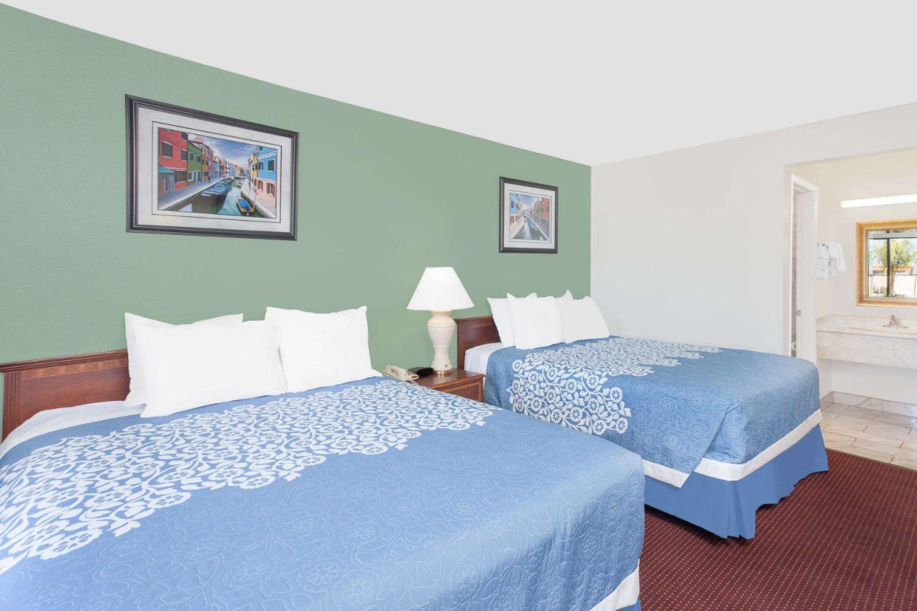 Deluxe Queen Room with Two Queen Beds - Non-Smoking - Photo 2