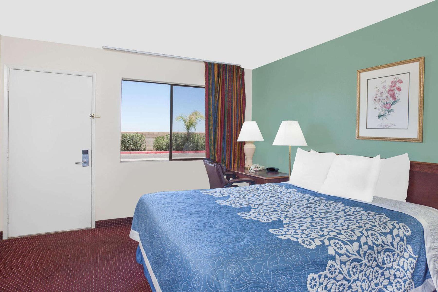 Deluxe Queen Room - Non-Smoking - Photo 9