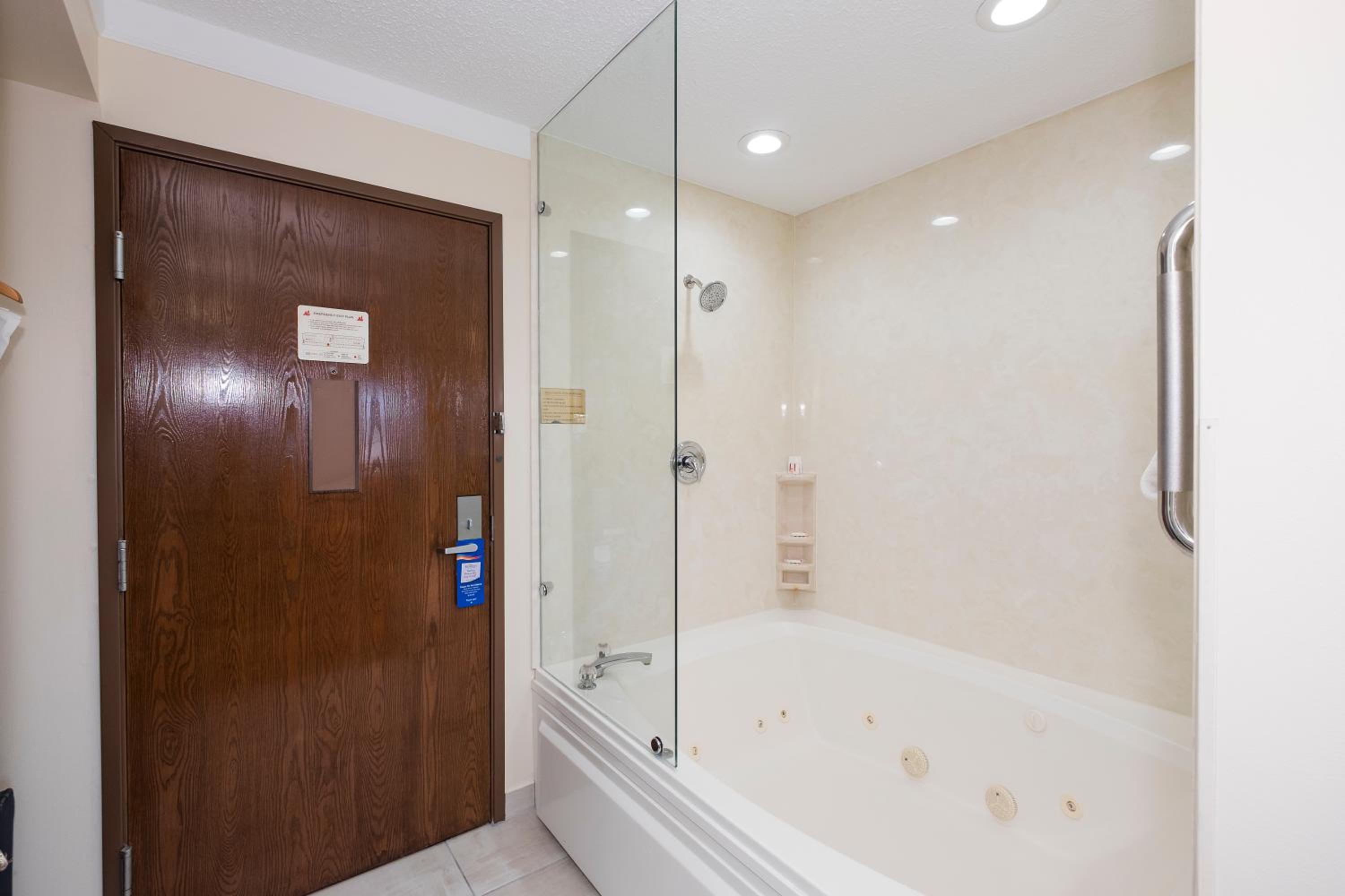 King Room with Jacuzzi Tub - Photo 2