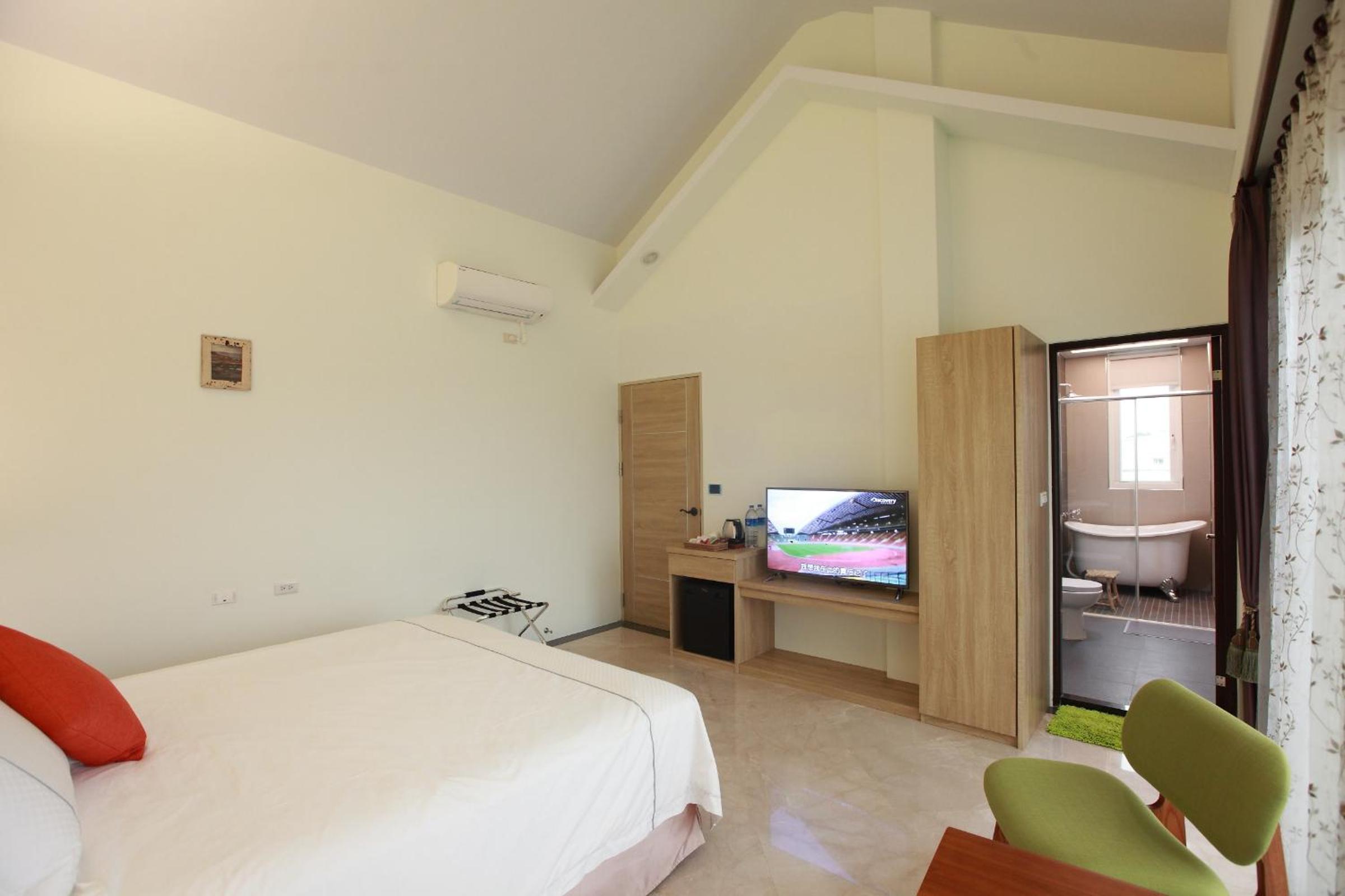 Queen Room with Balcony photo 2