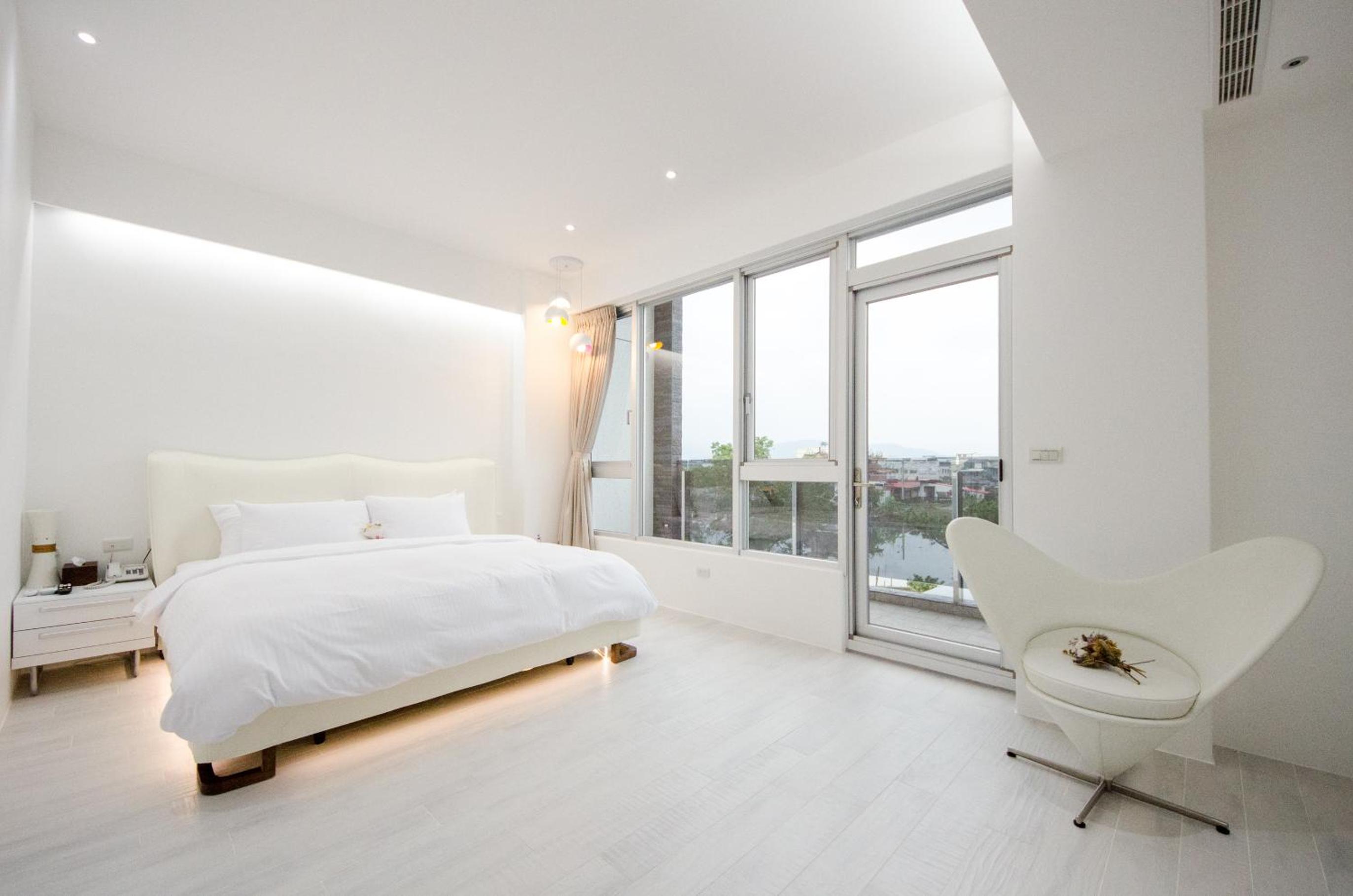 Deluxe Double Room with Balcony - Photo 17
