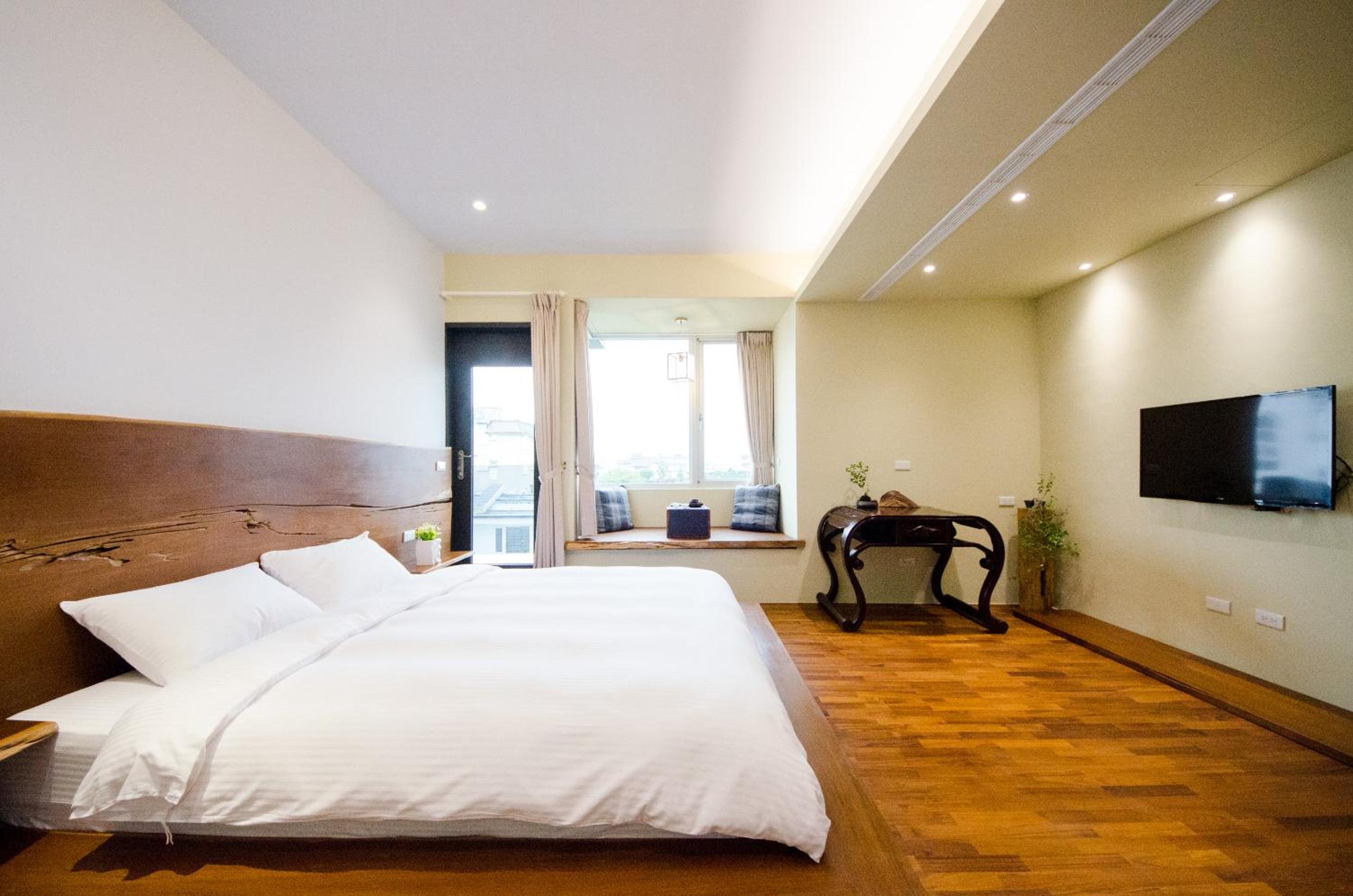 Deluxe Double Room with Balcony - Photo 40