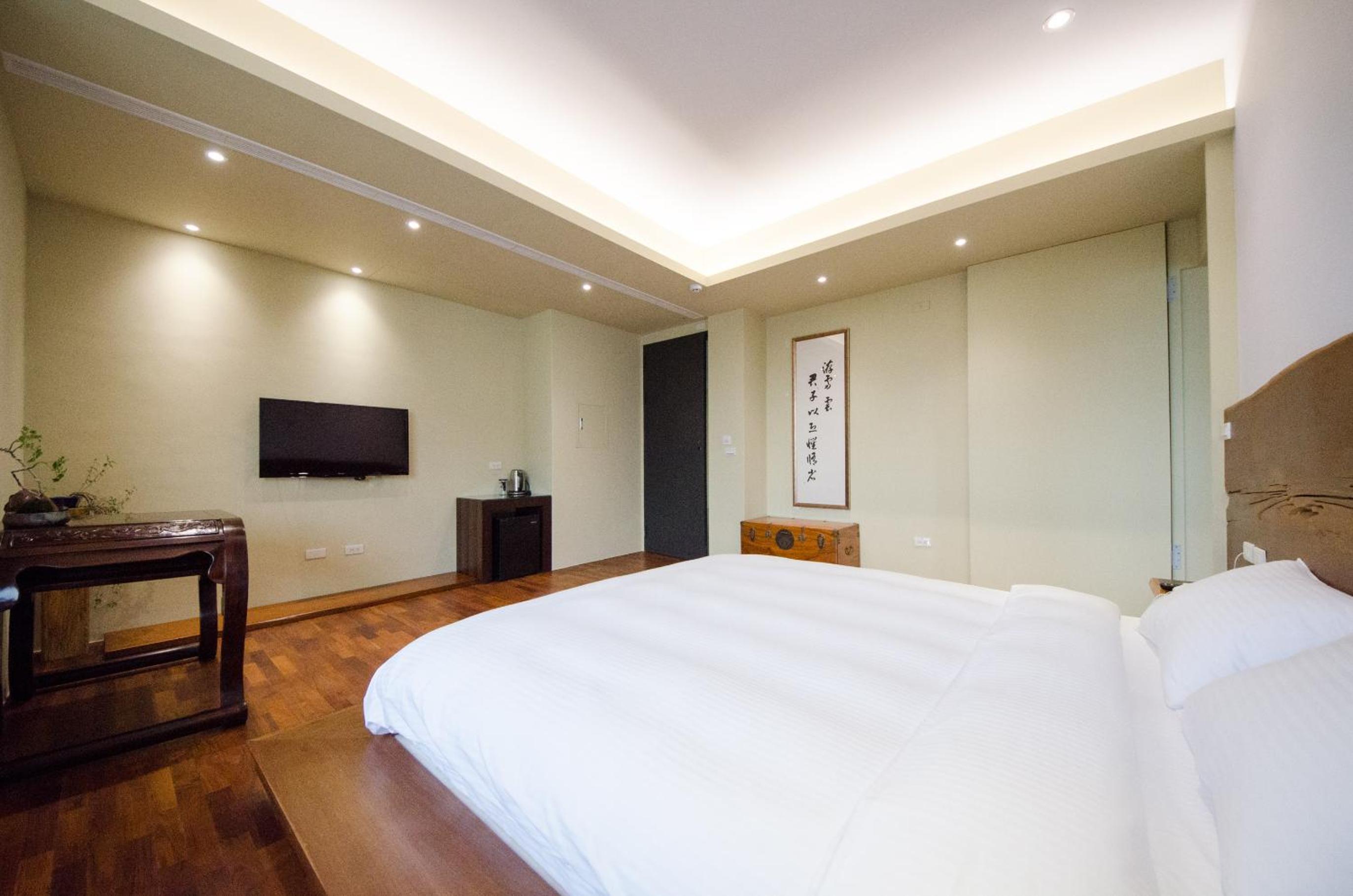 Deluxe Double Room with Balcony - Photo 29