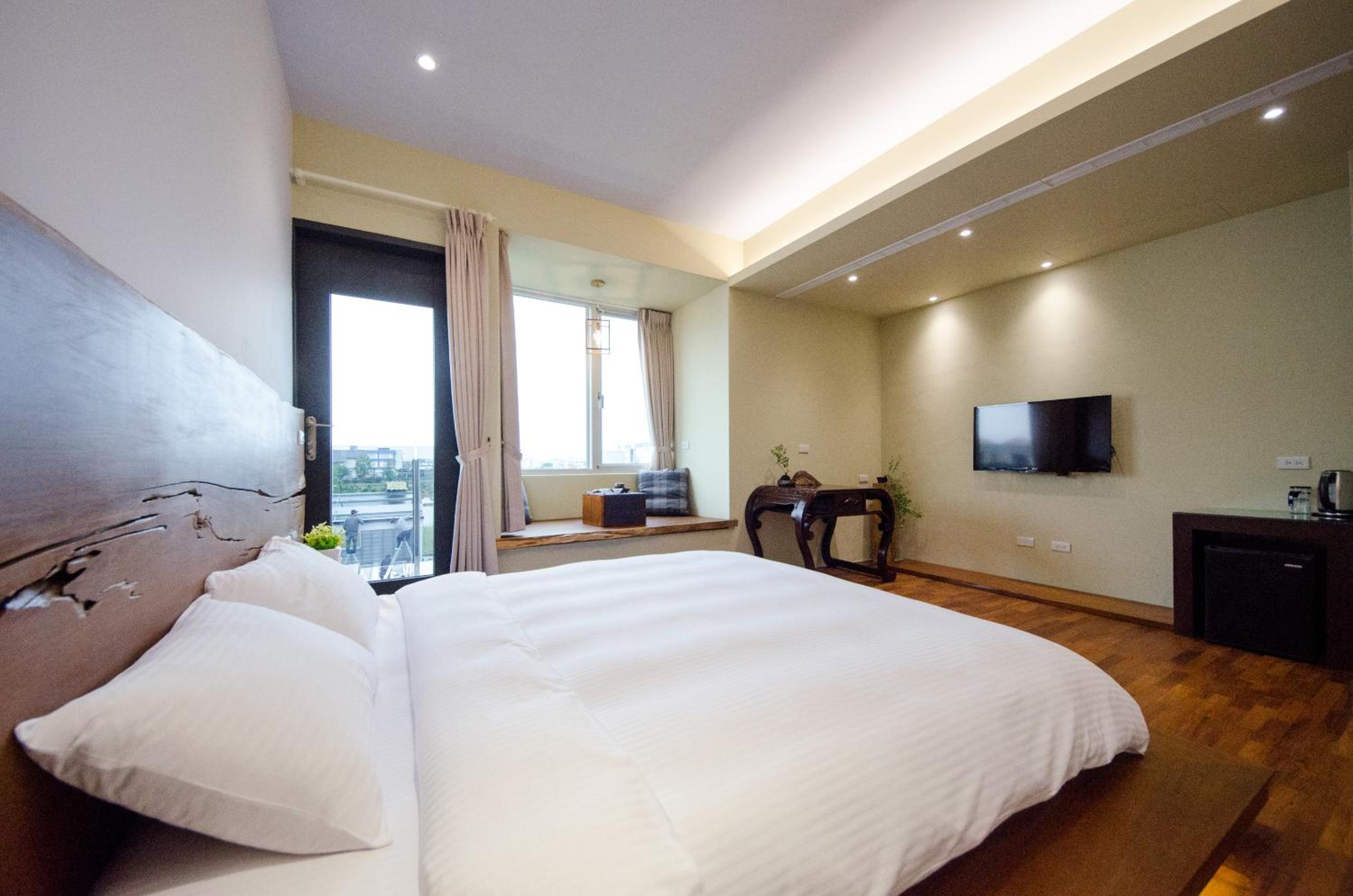 Deluxe Double Room with Balcony - Photo 34