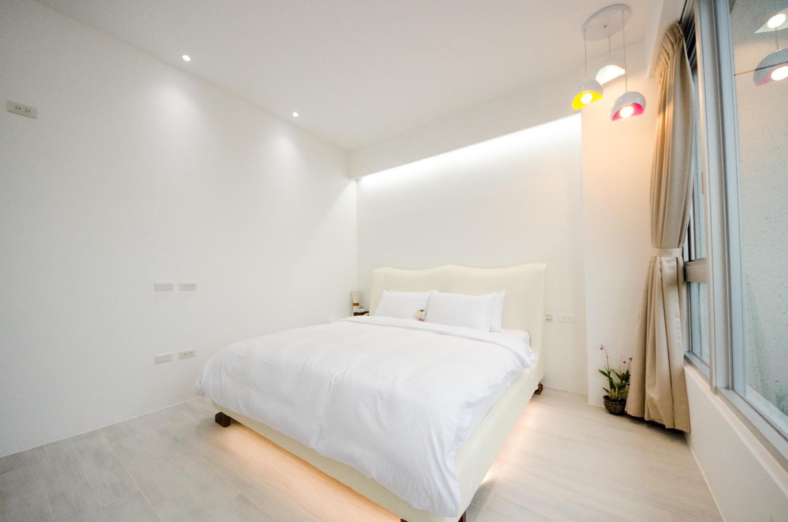 Deluxe Double Room with Balcony - Photo 18