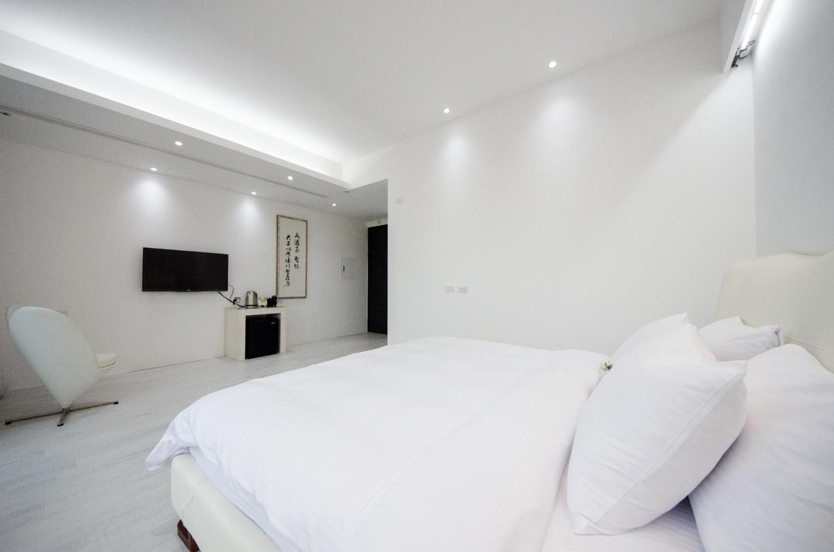 Deluxe Double Room with Balcony - Photo 19