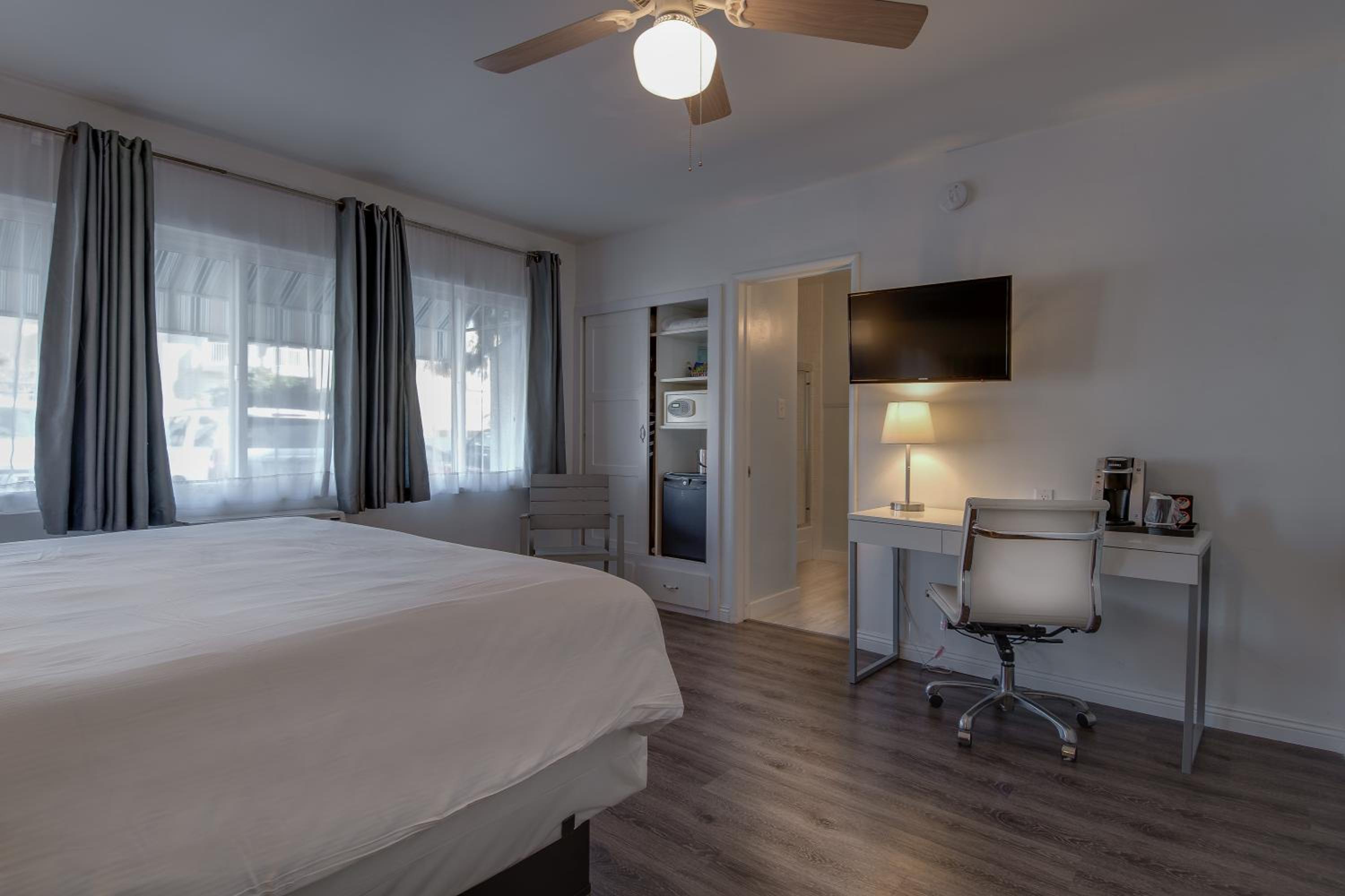 King Room with Garden View thumbnail 5