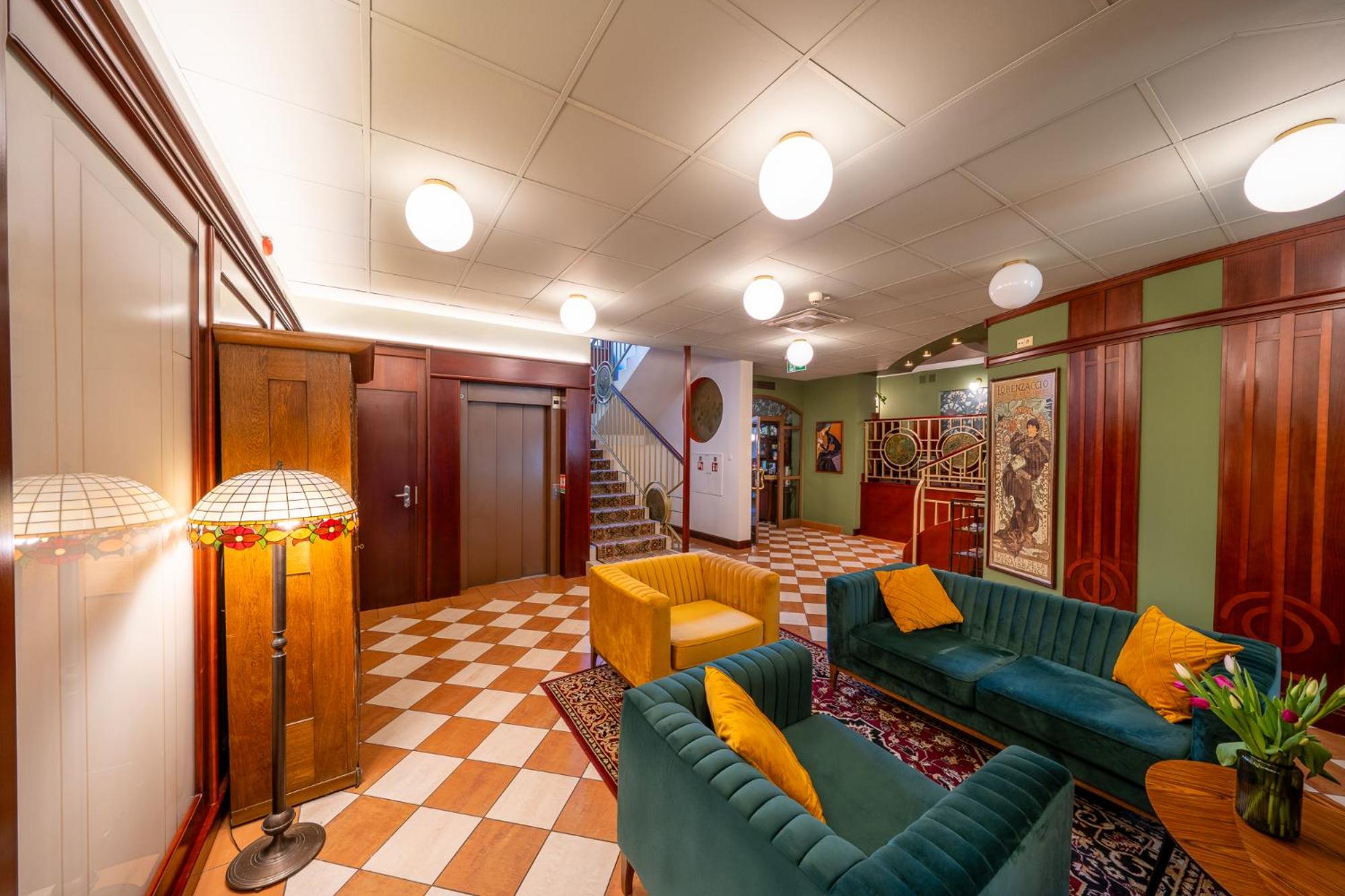 Deluxe Two-Bedroom Apartment with Garden View