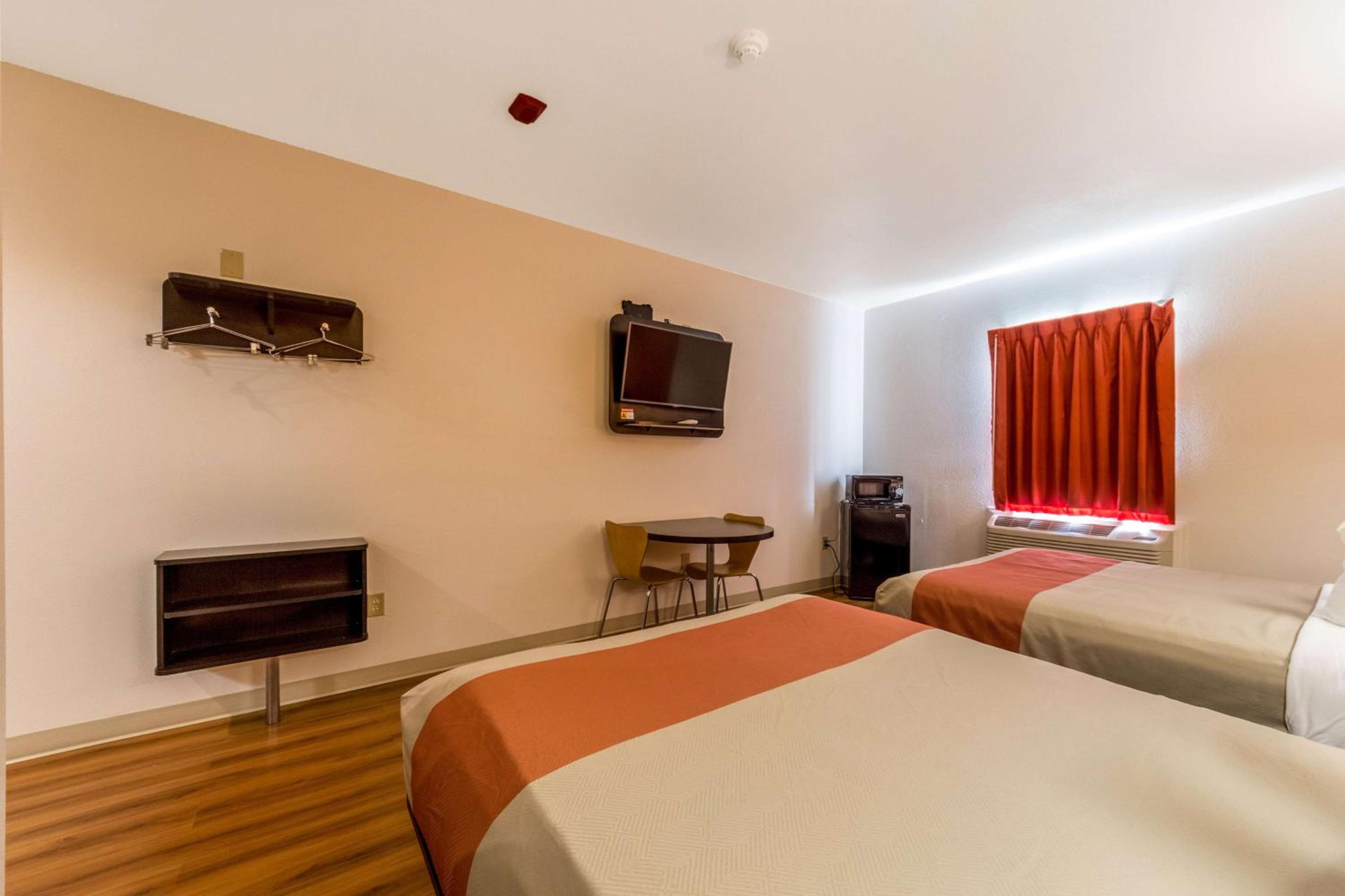 Queen Room with Two Queen Beds - Non-Smoking photo 2