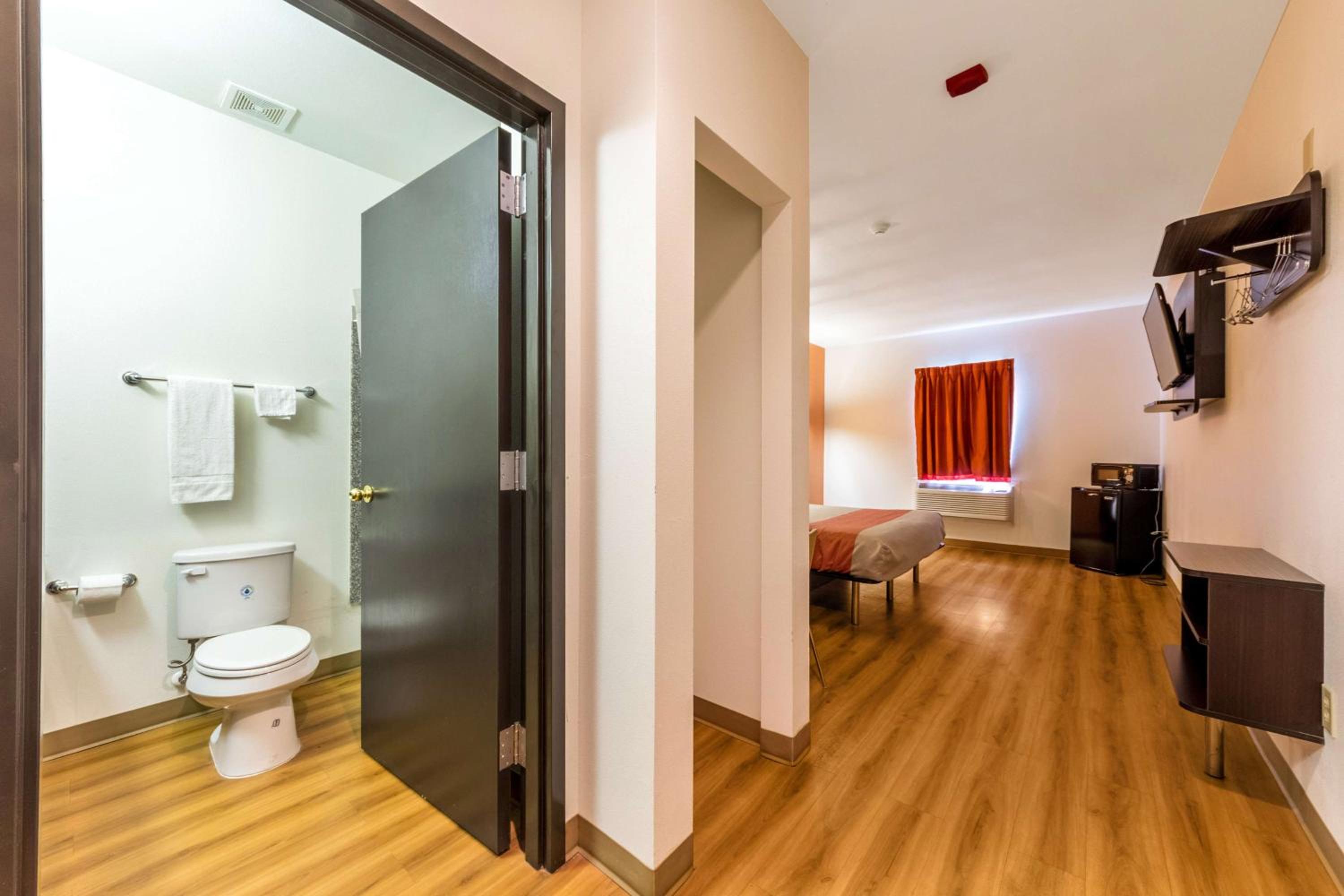 King Room - Disability Access - Non-Smoking photo 1
