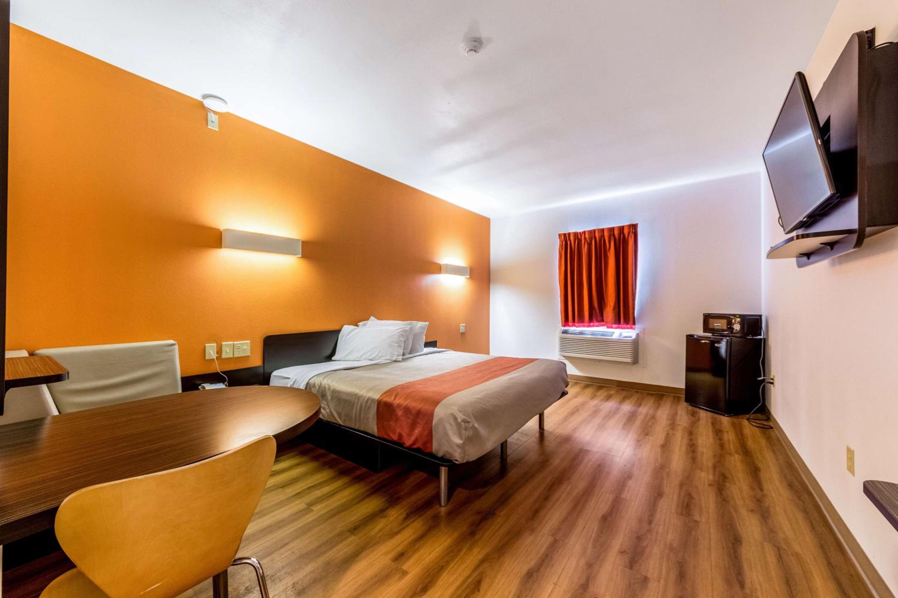 King Room - Non-Smoking photo 3