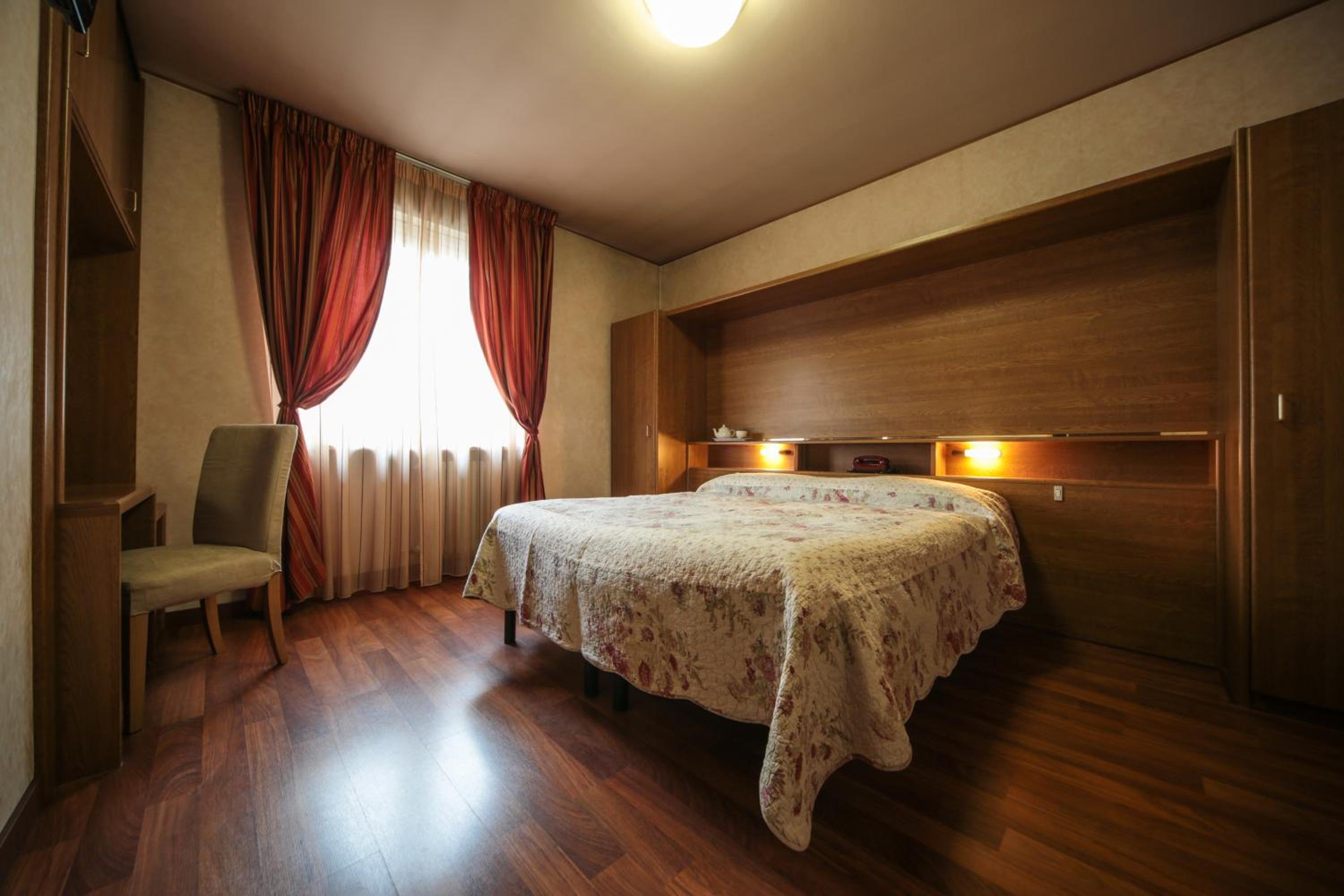 Double Room - Photo 7