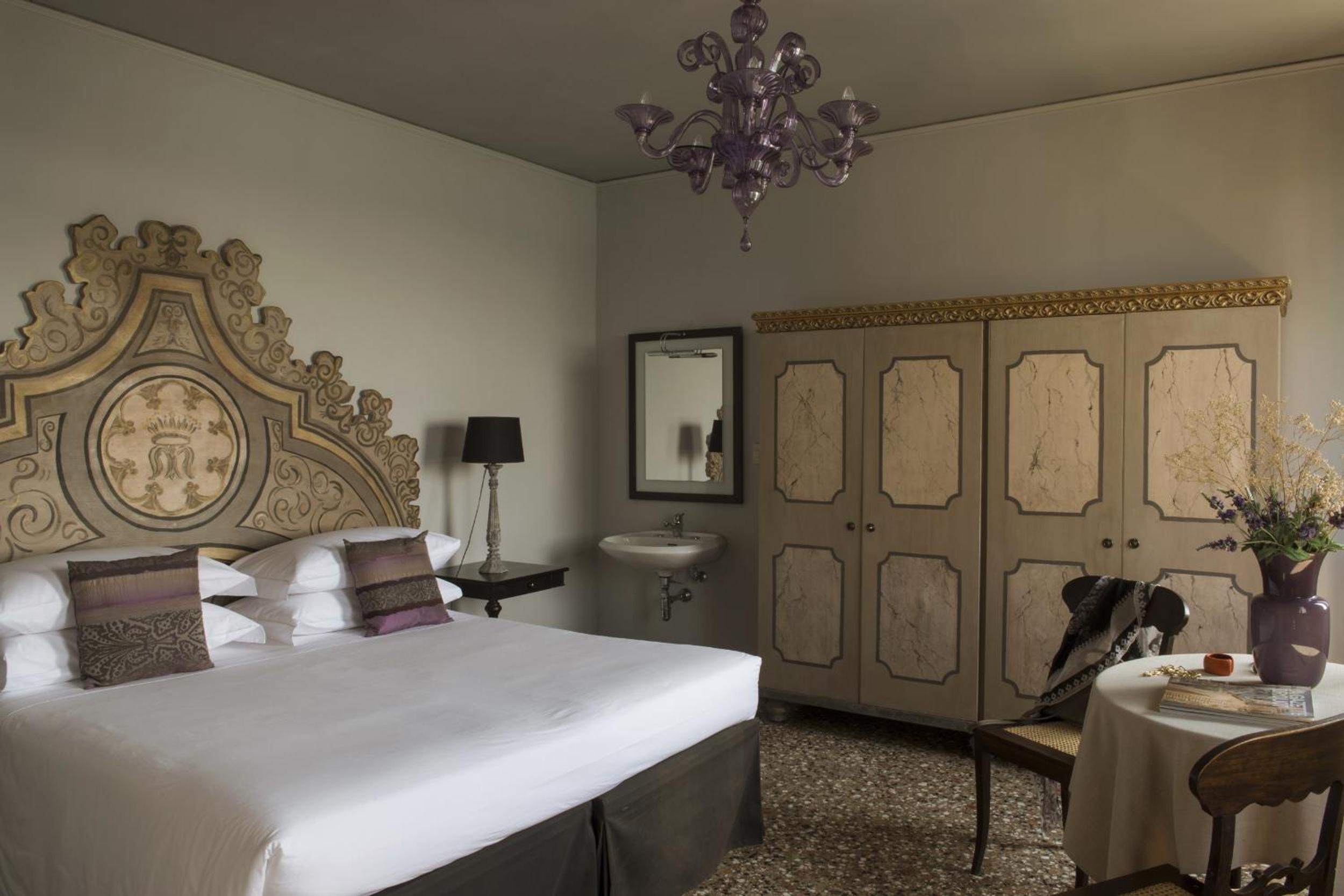 Double Room with Canal View and Private Internal Bathroom photo 2