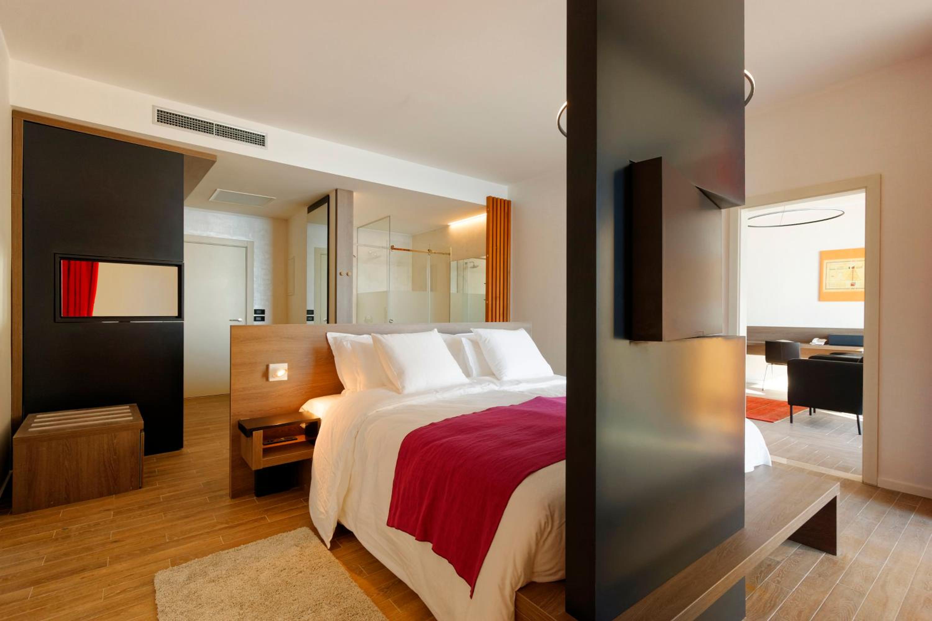 Deluxe Suite with Balcony and Sea View