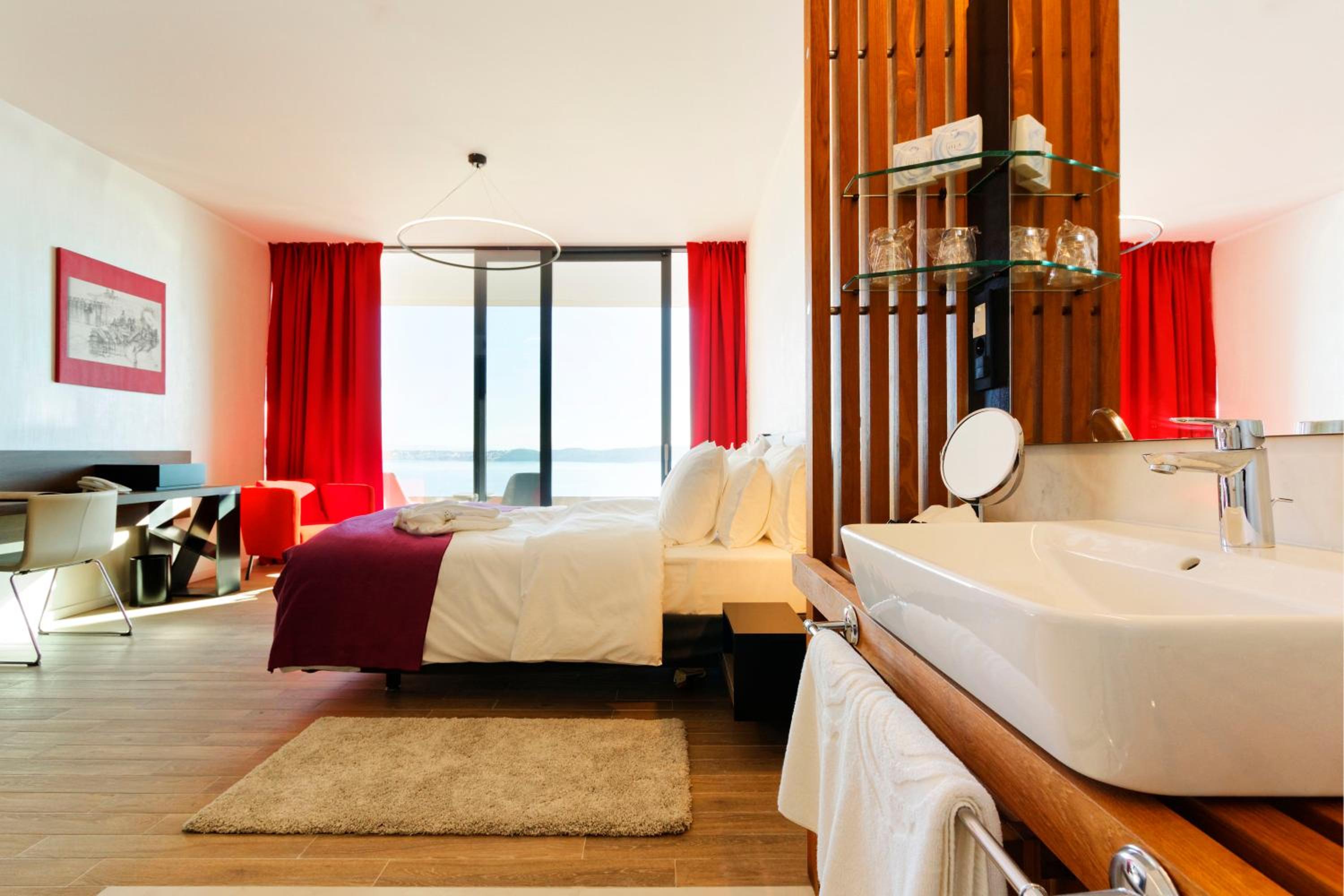Quarto Duplo ou Twin Superior com Varanda e Vista para o Mar - Instalações para Pessoas com Mobilidade Reduzida