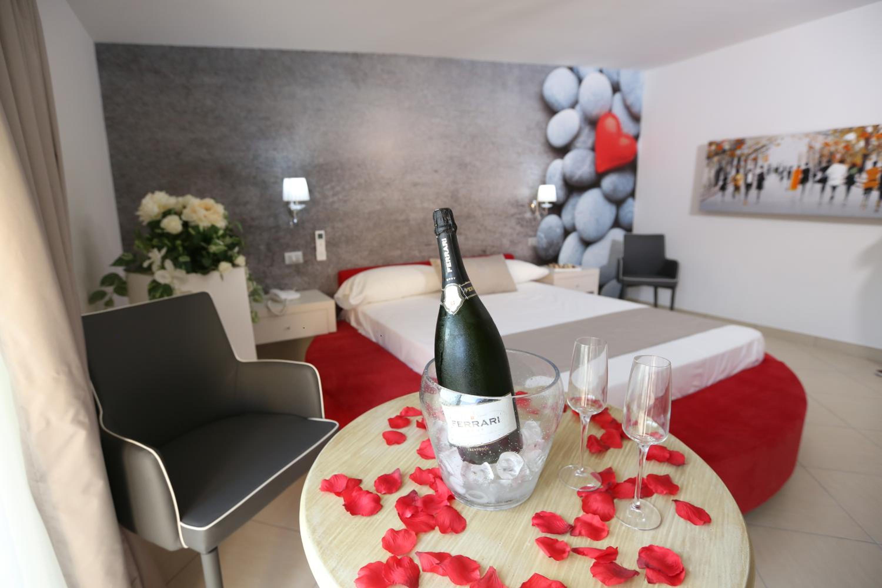 Luxury Suite with Spa Bath - Photo 3